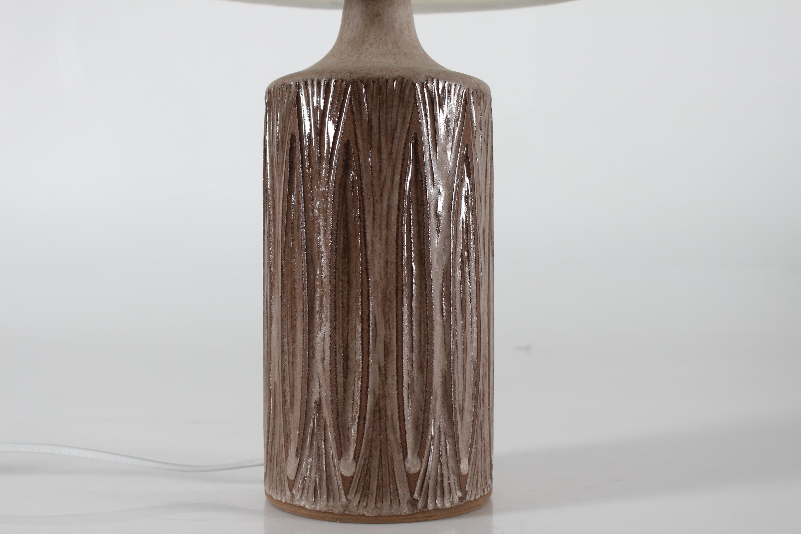 Mid-Century Modern Danish Einar Johansen Table Lamp With Graphical Design and Light Brown Glaze 60s For Sale