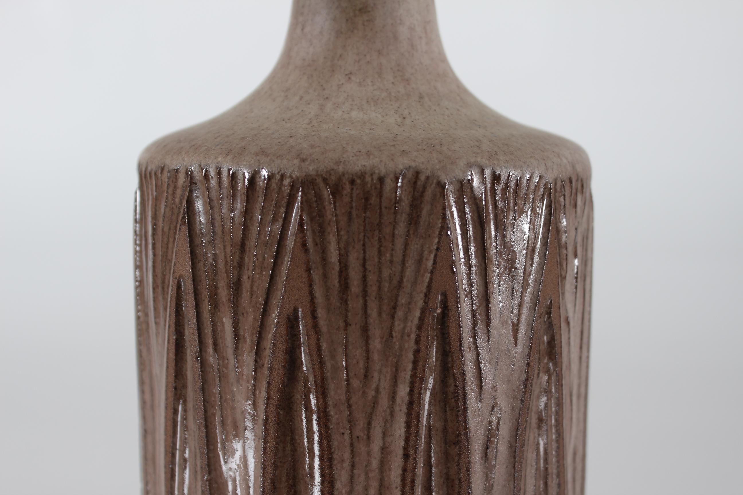 Danois Lampe de table danoise Einar Johansen à design graphique et glaçure brun clair années 60 en vente