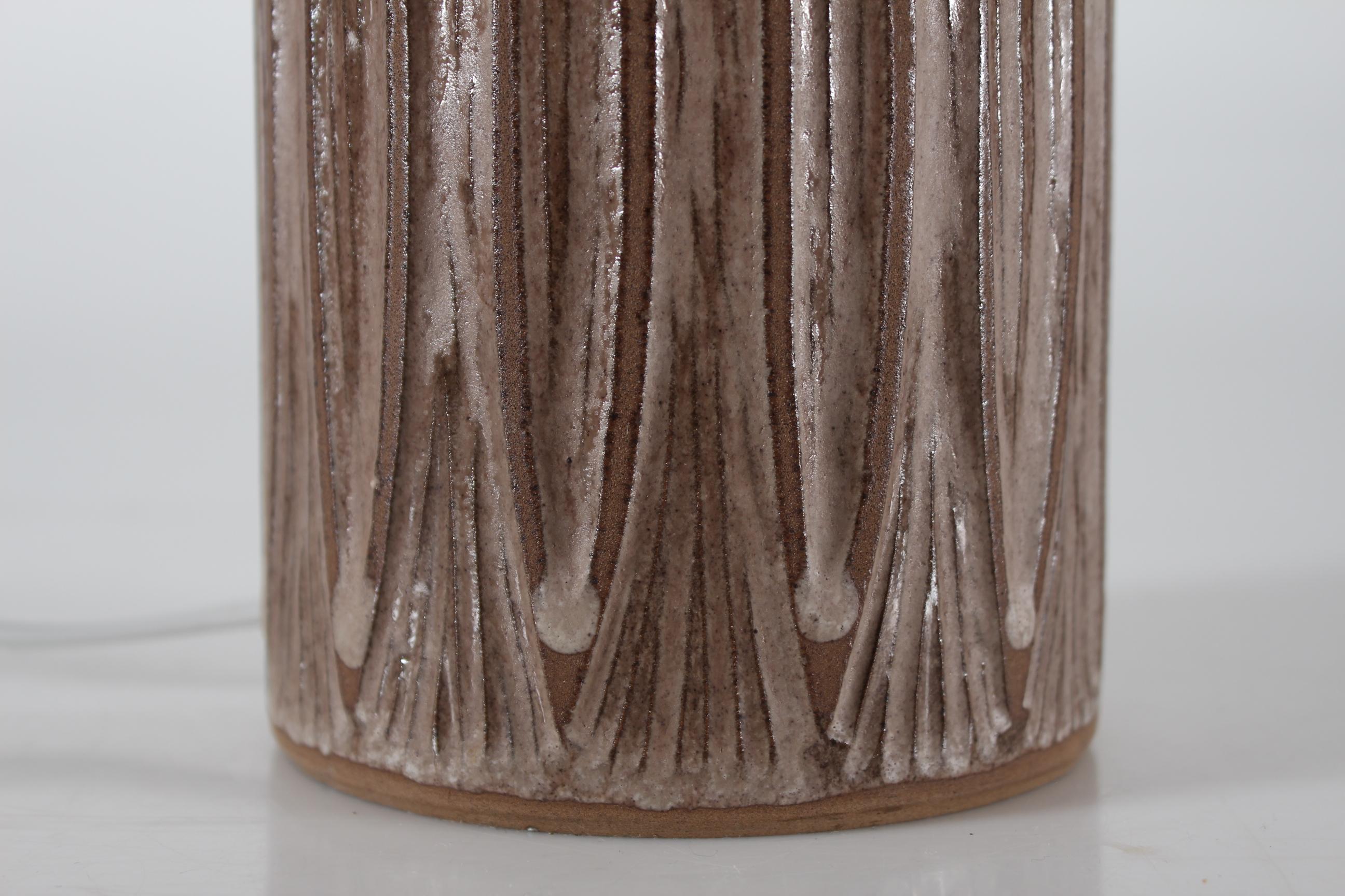 Mid-20th Century Danish Einar Johansen Table Lamp With Graphical Design and Light Brown Glaze 60s For Sale