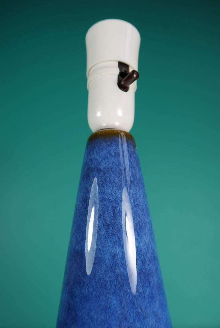 20th Century Danish Einar Johansen Shiny Blue Stoneware Table Lamp by Søholm, 1960s For Sale