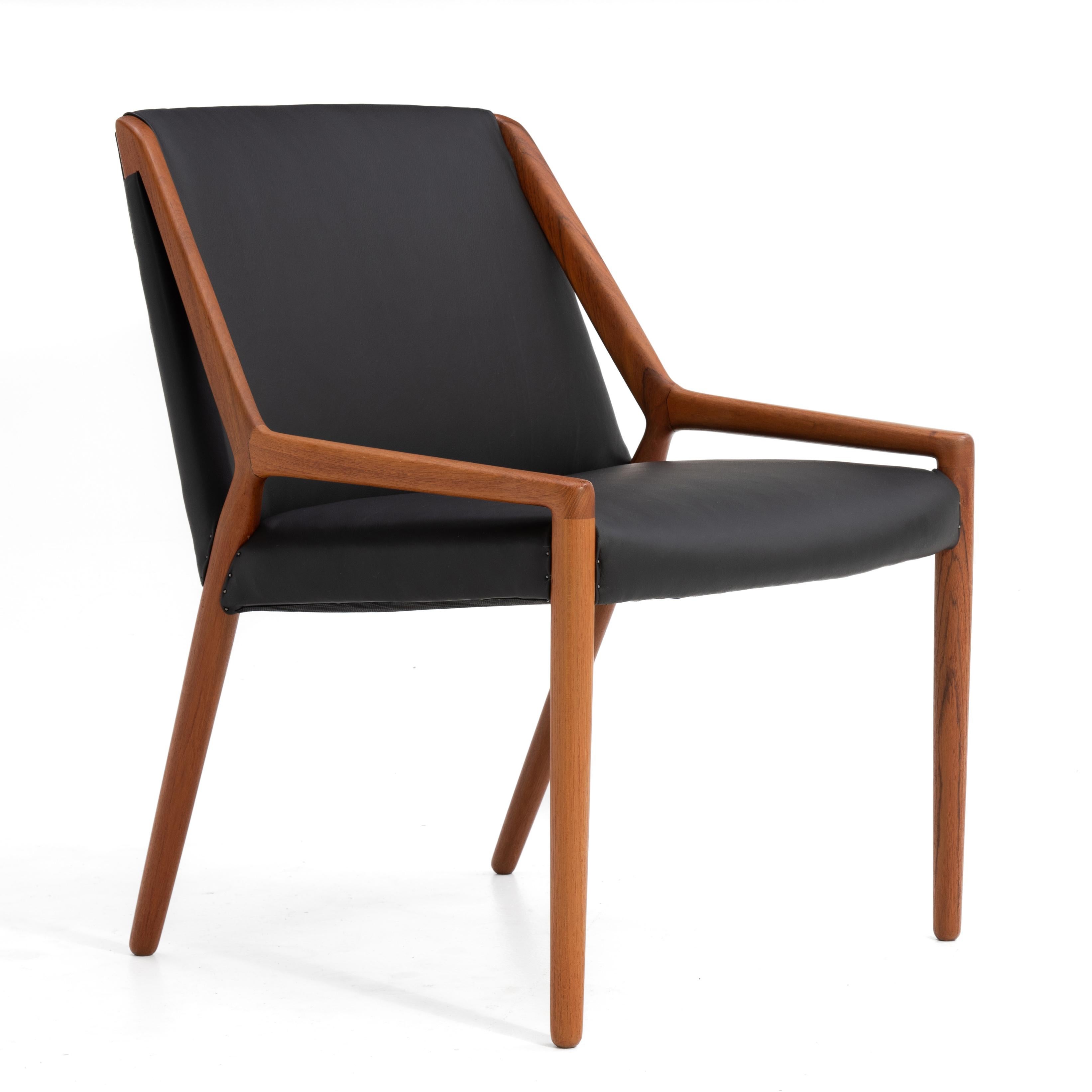 Chaise d'appoint ou de salon en teck et en cuir, créée par Ejner Larsen et Aksel Bender Madsen pour Willy Beck. Fabriqué au Danemark, années 1950. Magnifiquement restauré avec du cuir noir remplacé. Incroyablement bien réalisé avec une menuiserie