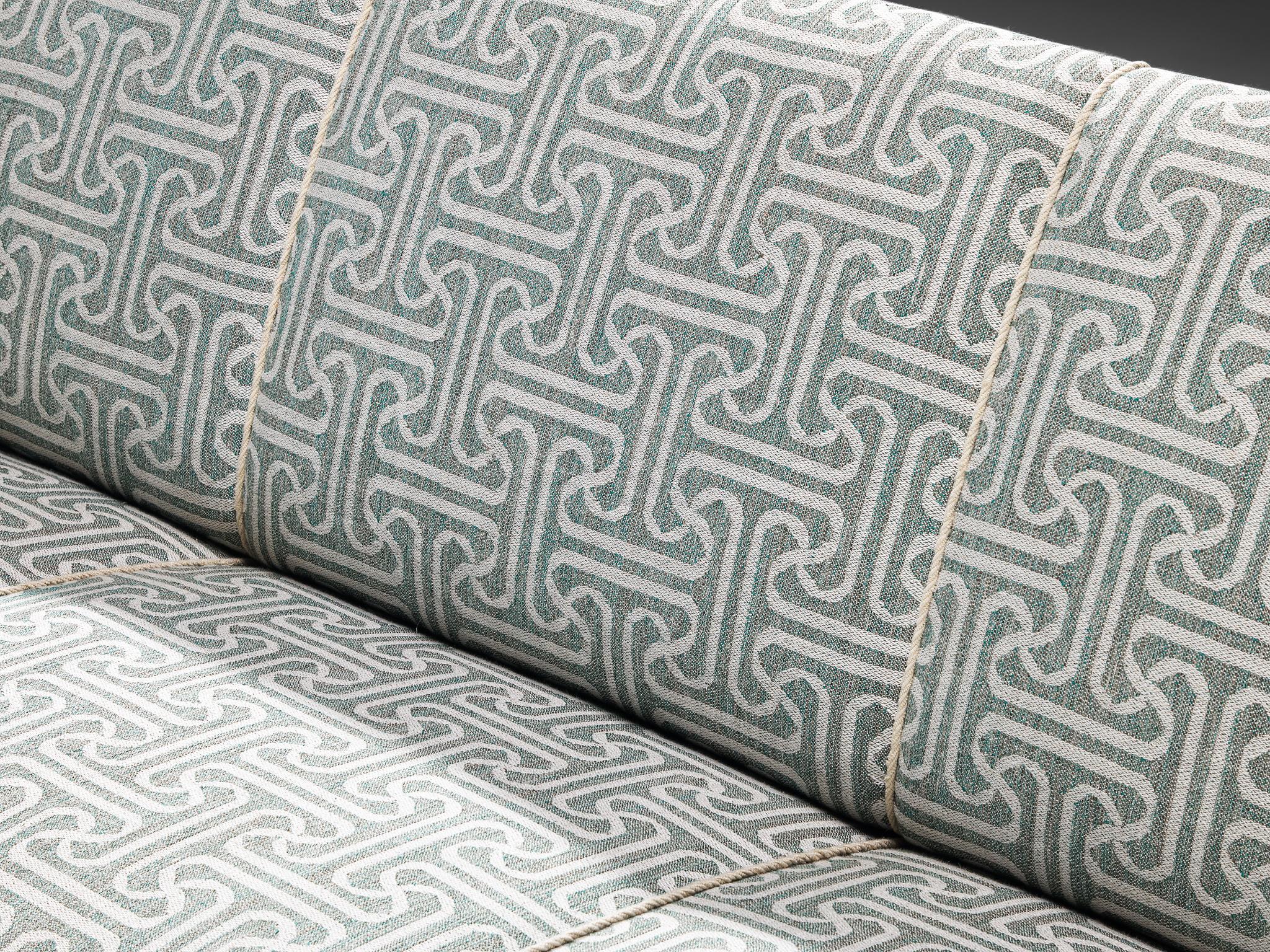 Elegantes dänisches Sofa mit hellblauer gemusterter Polsterung im Angebot 3