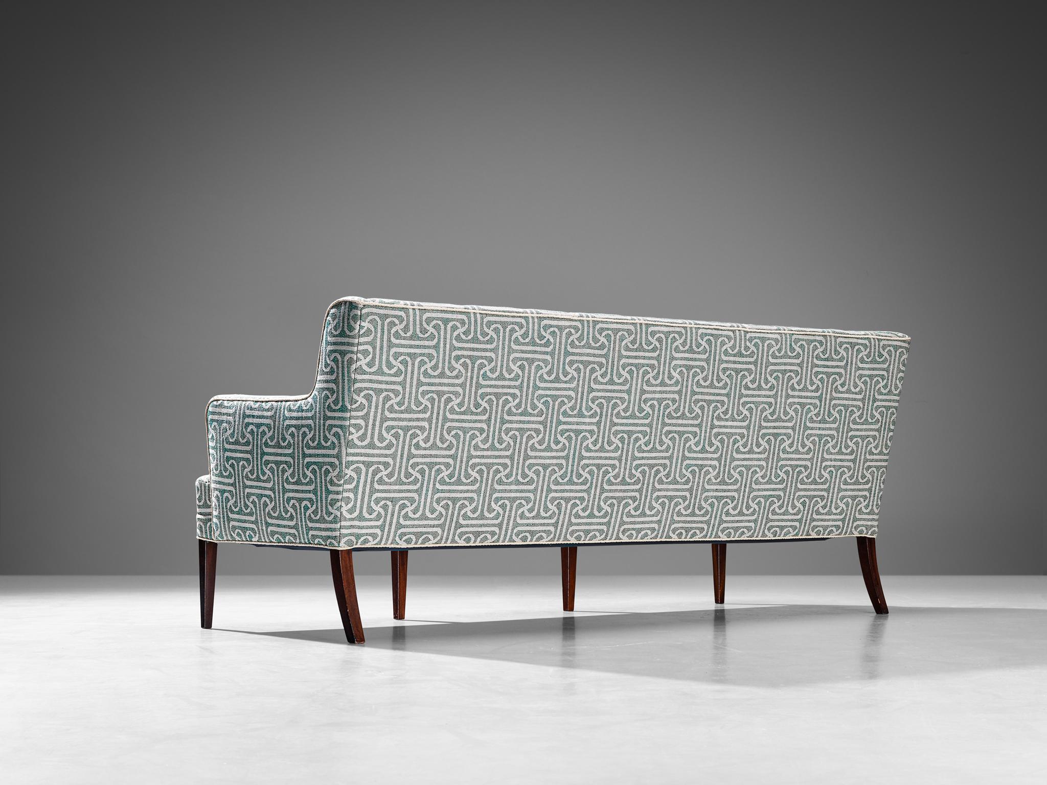 Elegantes dänisches Sofa mit hellblauer gemusterter Polsterung (Mitte des 20. Jahrhunderts) im Angebot
