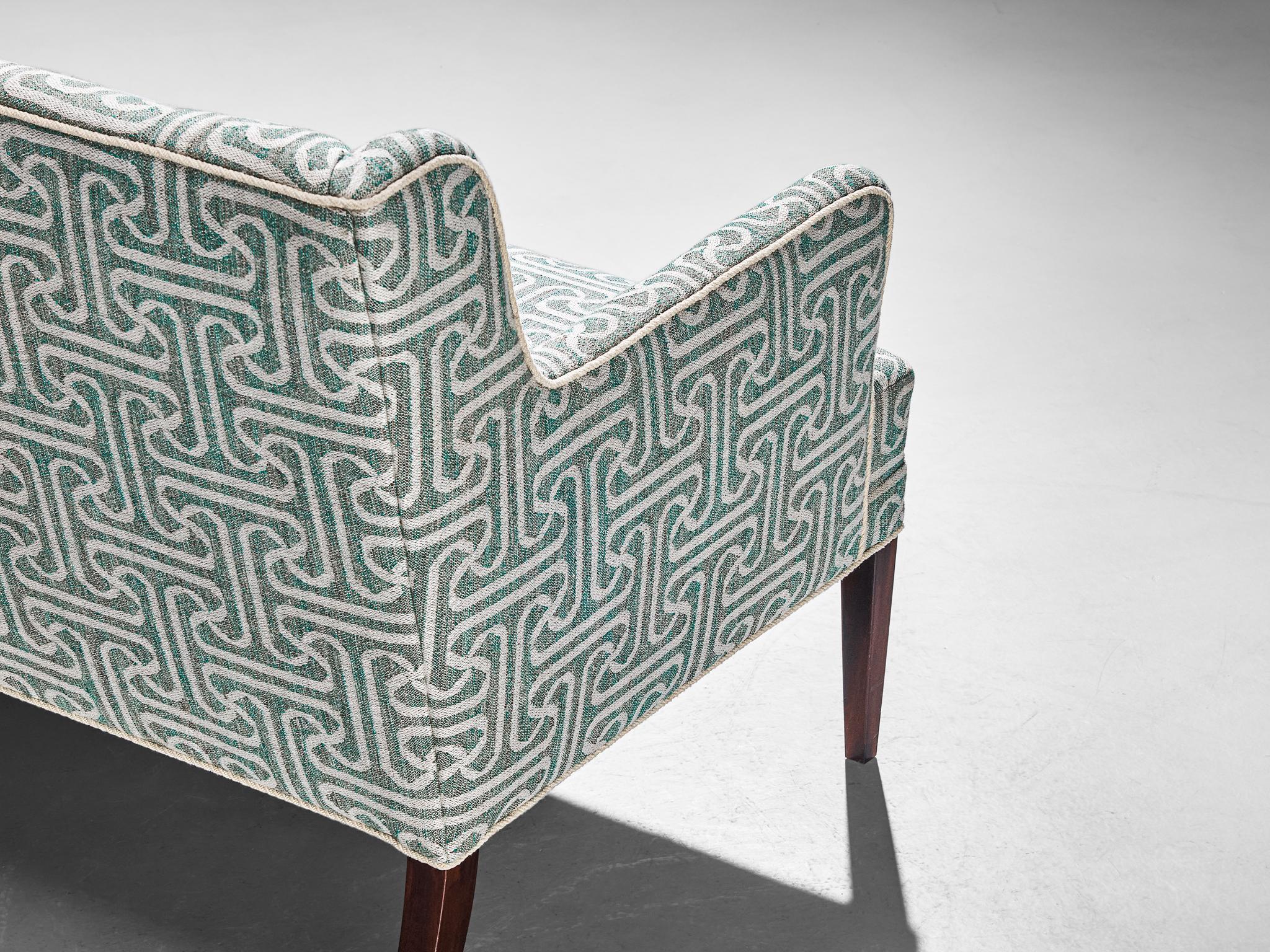 Elegantes dänisches Sofa mit hellblauer gemusterter Polsterung (Stoff) im Angebot