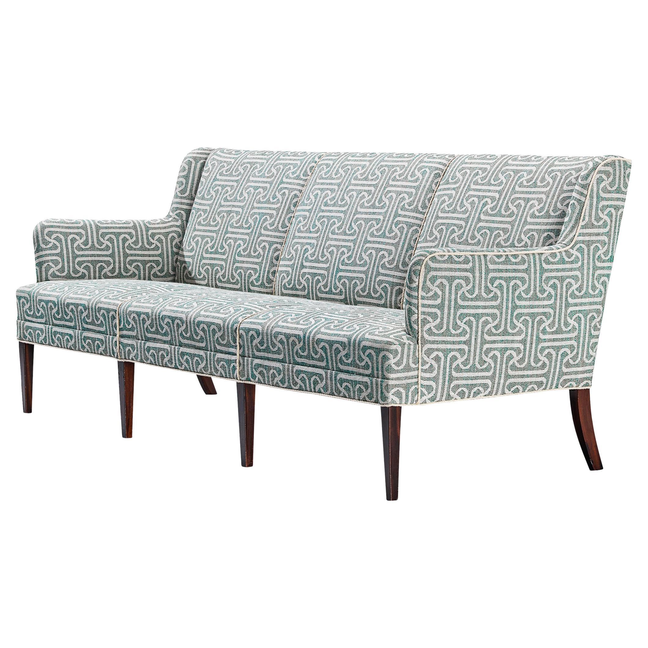 Dänisches elegantes Sofa mit blau gemusterter Polsterung  im Angebot