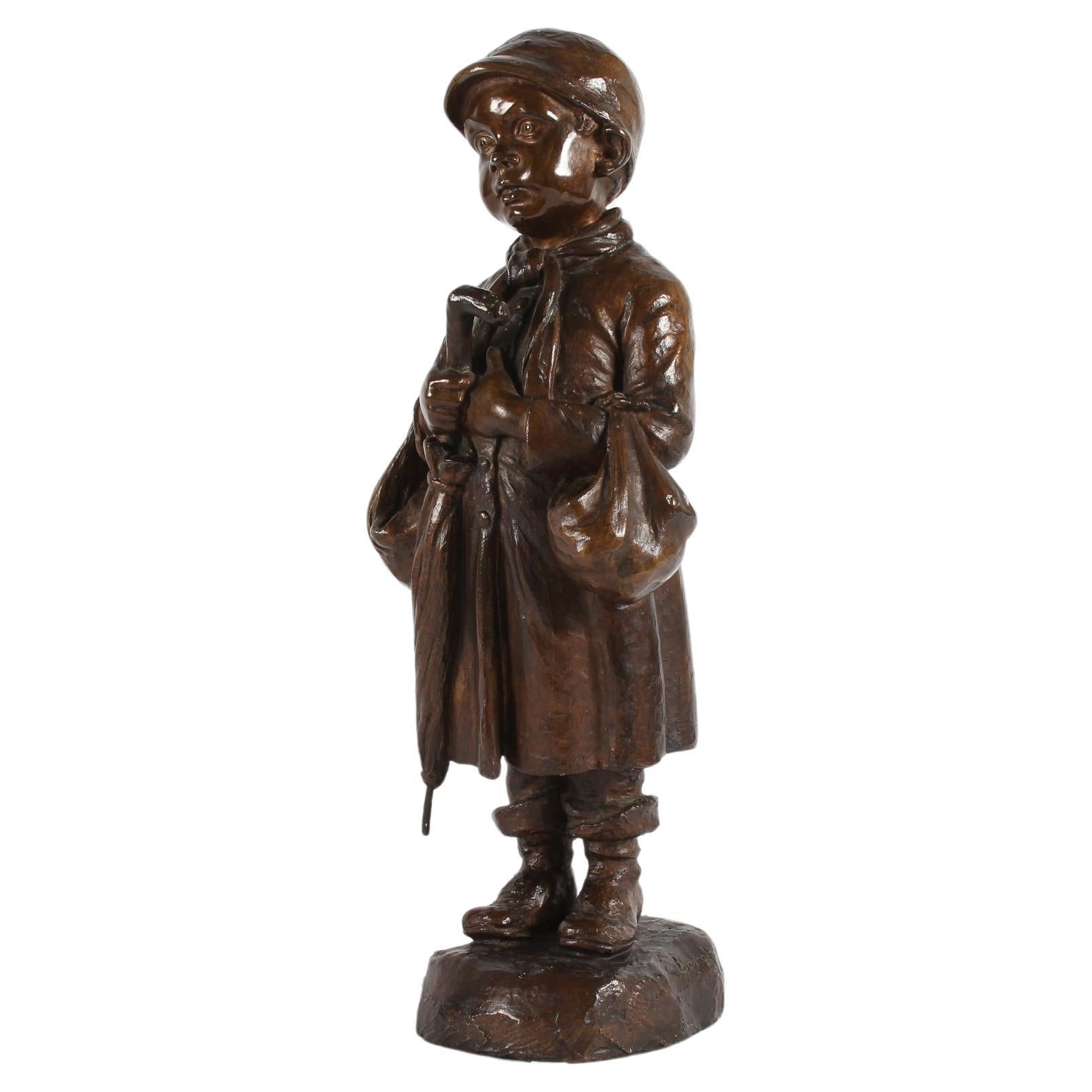 Große Figur der dänischen Künstlerin und Bildhauerin Elna Borch (1869-1950)
mit einem kleinen Jungen mit Regenschirm. Sie ist aus Bronze mit brauner Patina.
Hergestellt in den 1940er oder 1950er Jahren von der Bronzegießerei L. Rasmussen in