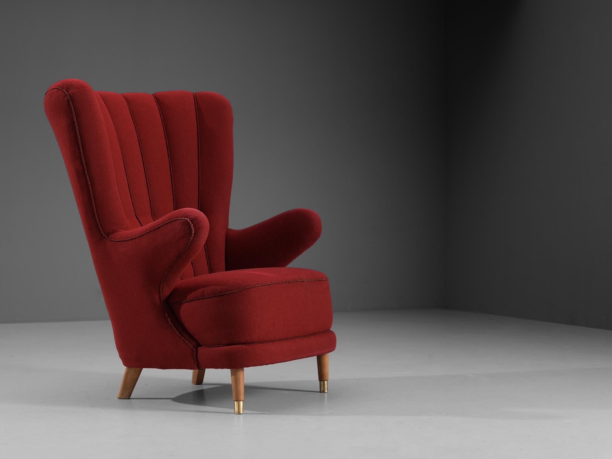 Schiller Polstermøbler, chaise longue, tissu, hêtre, laiton, Danemark, circa. 1950 

Ce fauteuil bien conçu a été présenté au salon du meuble de l'Association des fabricants à Fredericia en 1954. Le design est basé sur une construction solide aux