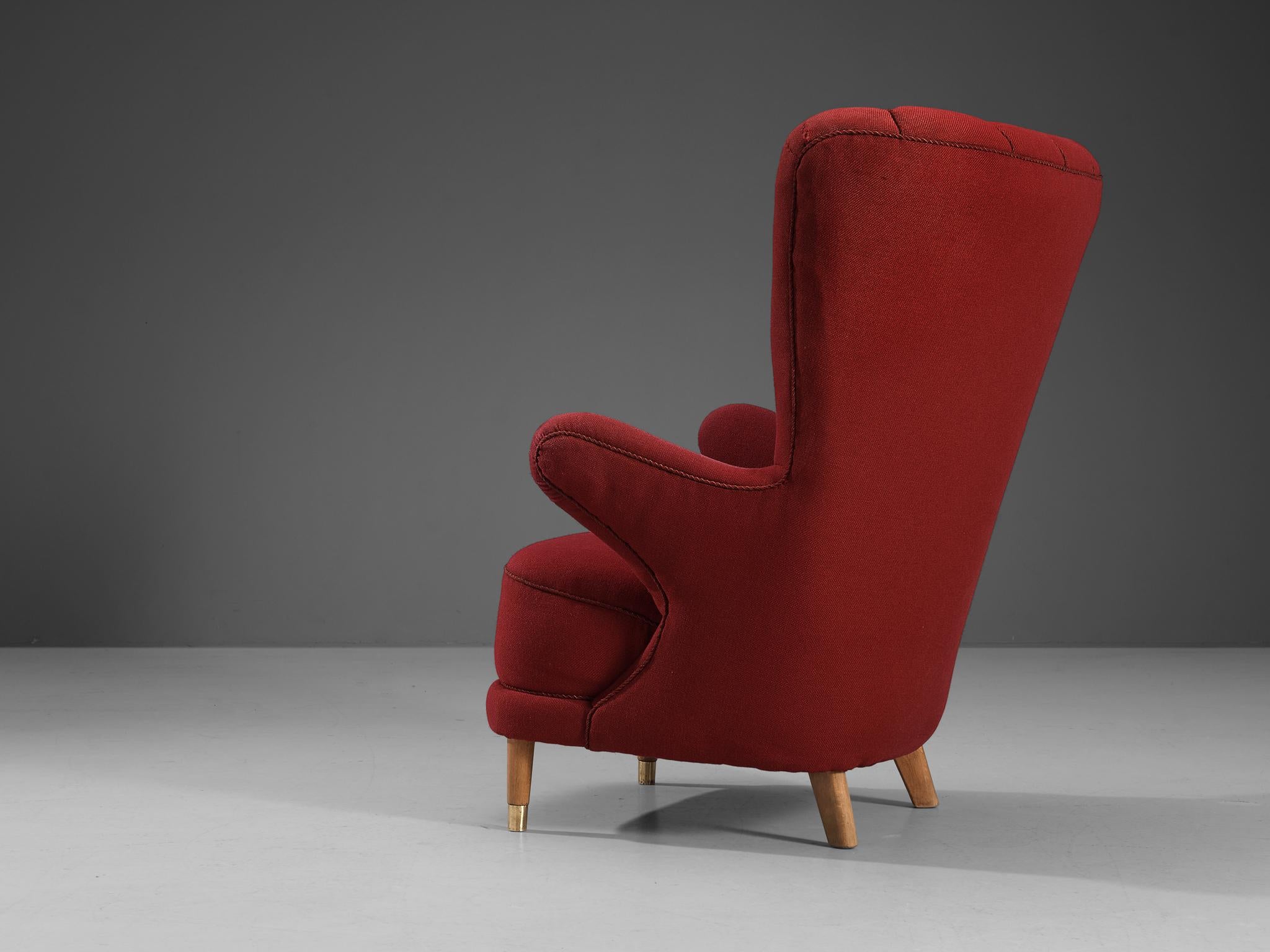 Laiton Chaise longue danoise en tissu rouge en vente