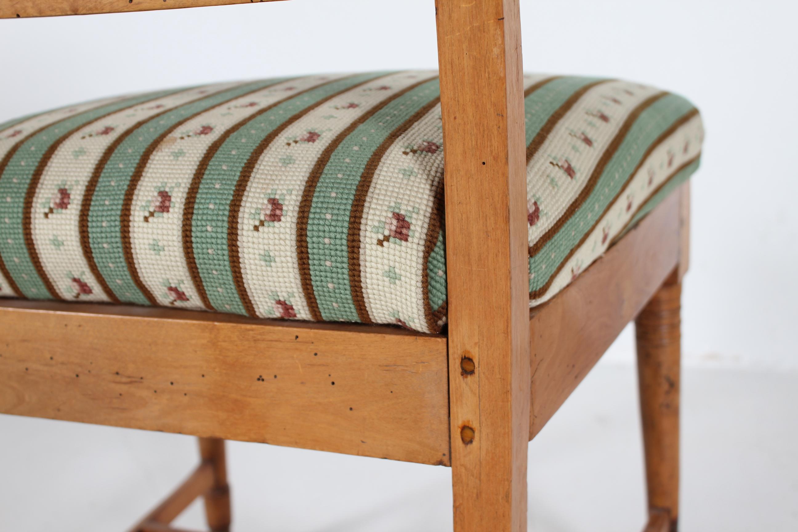 Danish Empire Set of 4 Small Chairs, Elm Wood with Hand Embroidered Seats 1850s im Angebot 8