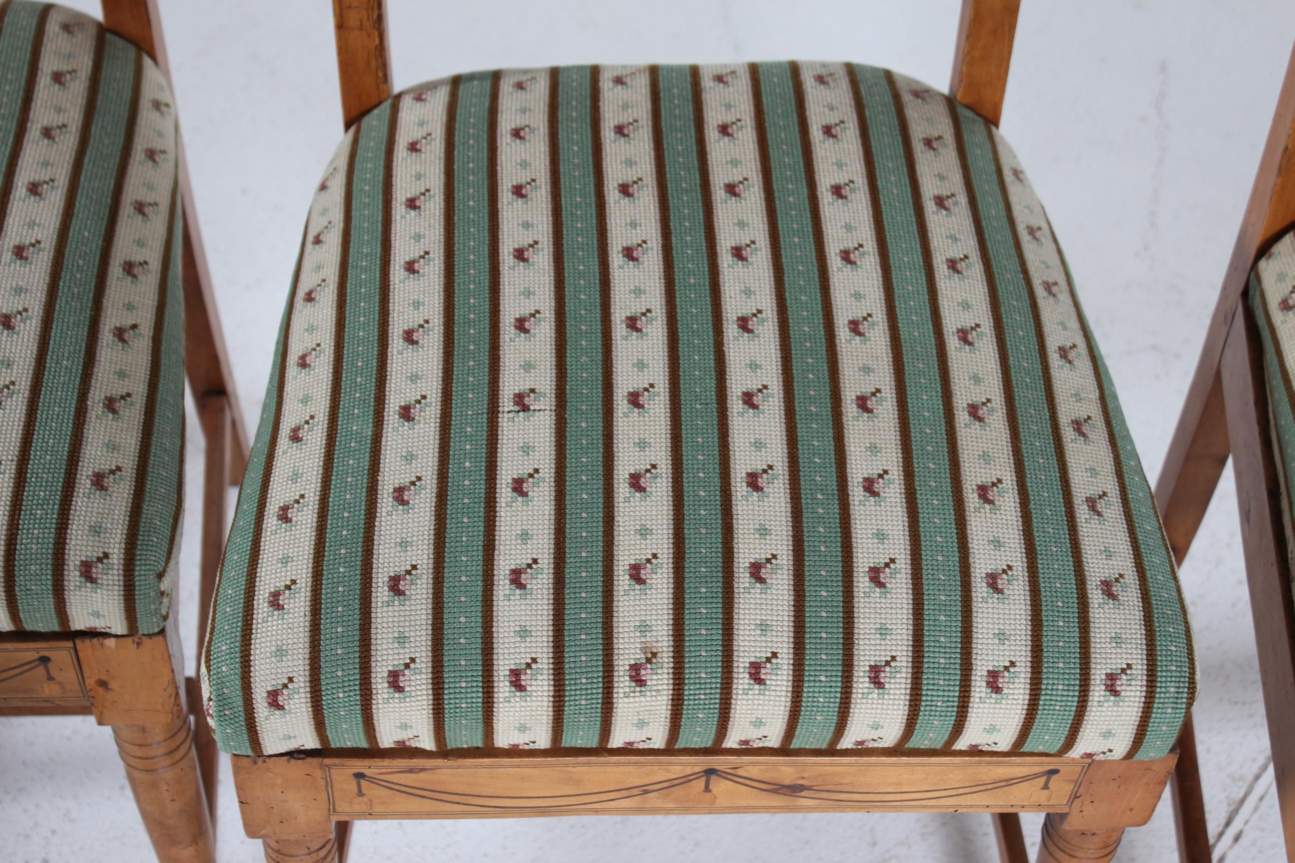 Danish Empire Set of 4 Small Chairs, Elm Wood with Hand Embroidered Seats 1850s (Handgefertigt) im Angebot