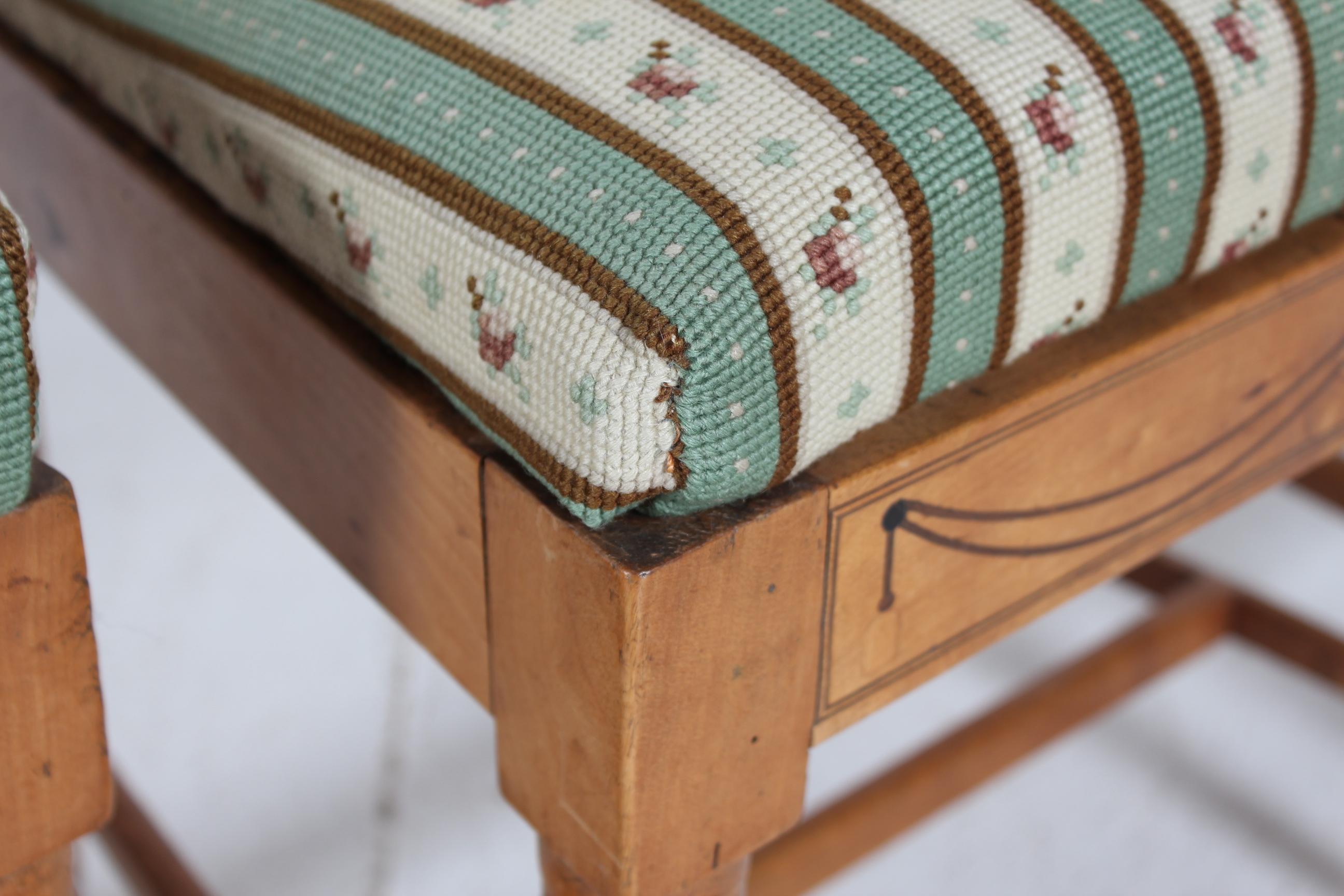 Danish Empire Set of 4 Small Chairs, Elm Wood with Hand Embroidered Seats 1850s (Mittleres 19. Jahrhundert) im Angebot