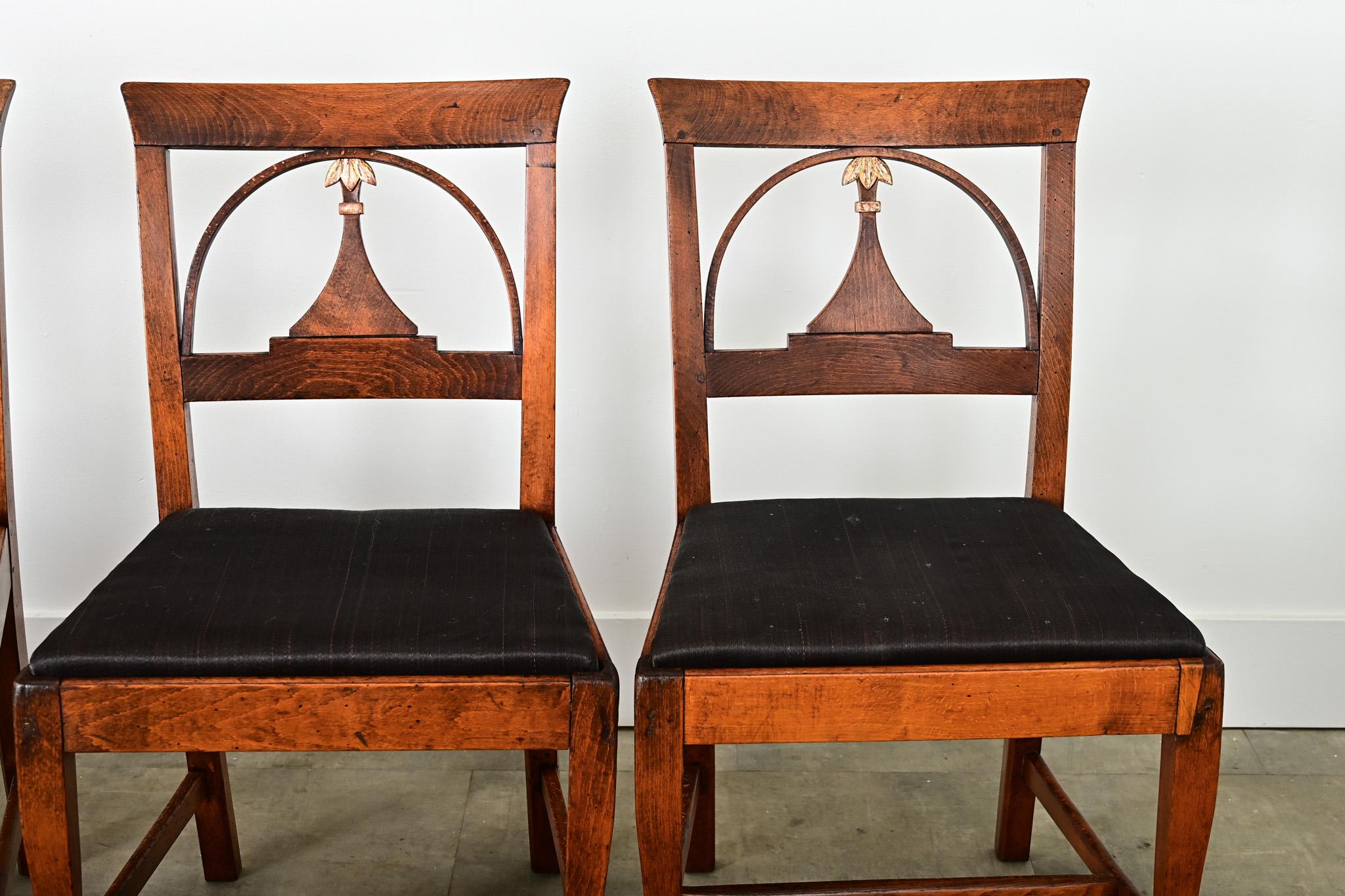 Intagliato Set di quattro sedie da pranzo in mogano Danish Empire in vendita