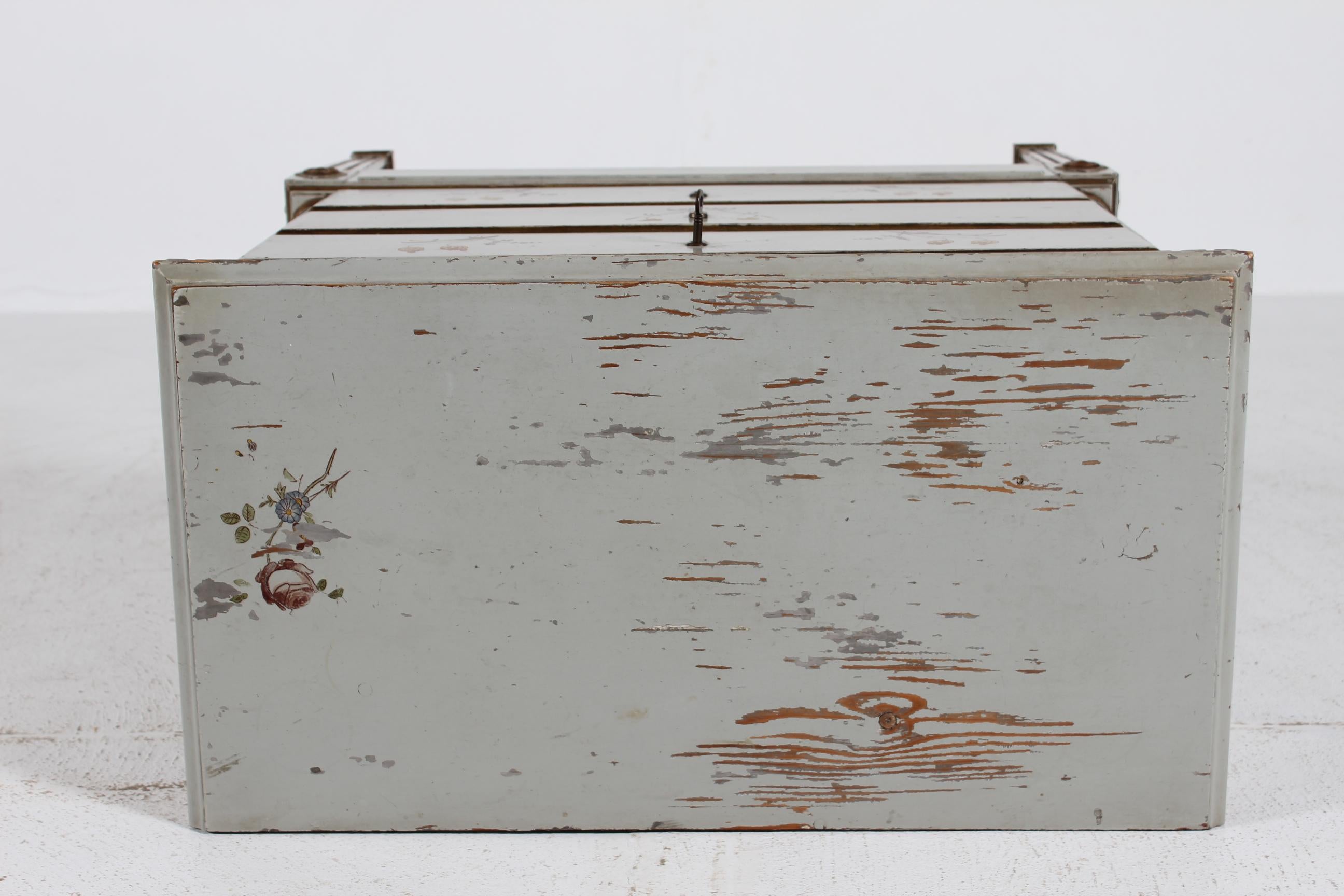 Cómoda Estilo Imperio Danés, Pintura Gris con Decoración Floral Años 30 en venta 5