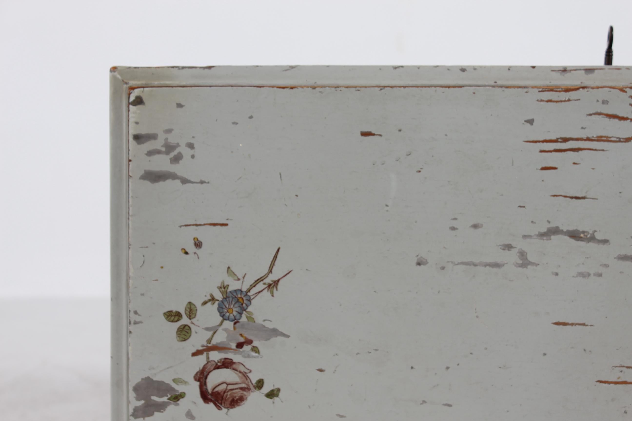 Cómoda Estilo Imperio Danés, Pintura Gris con Decoración Floral Años 30 en venta 7