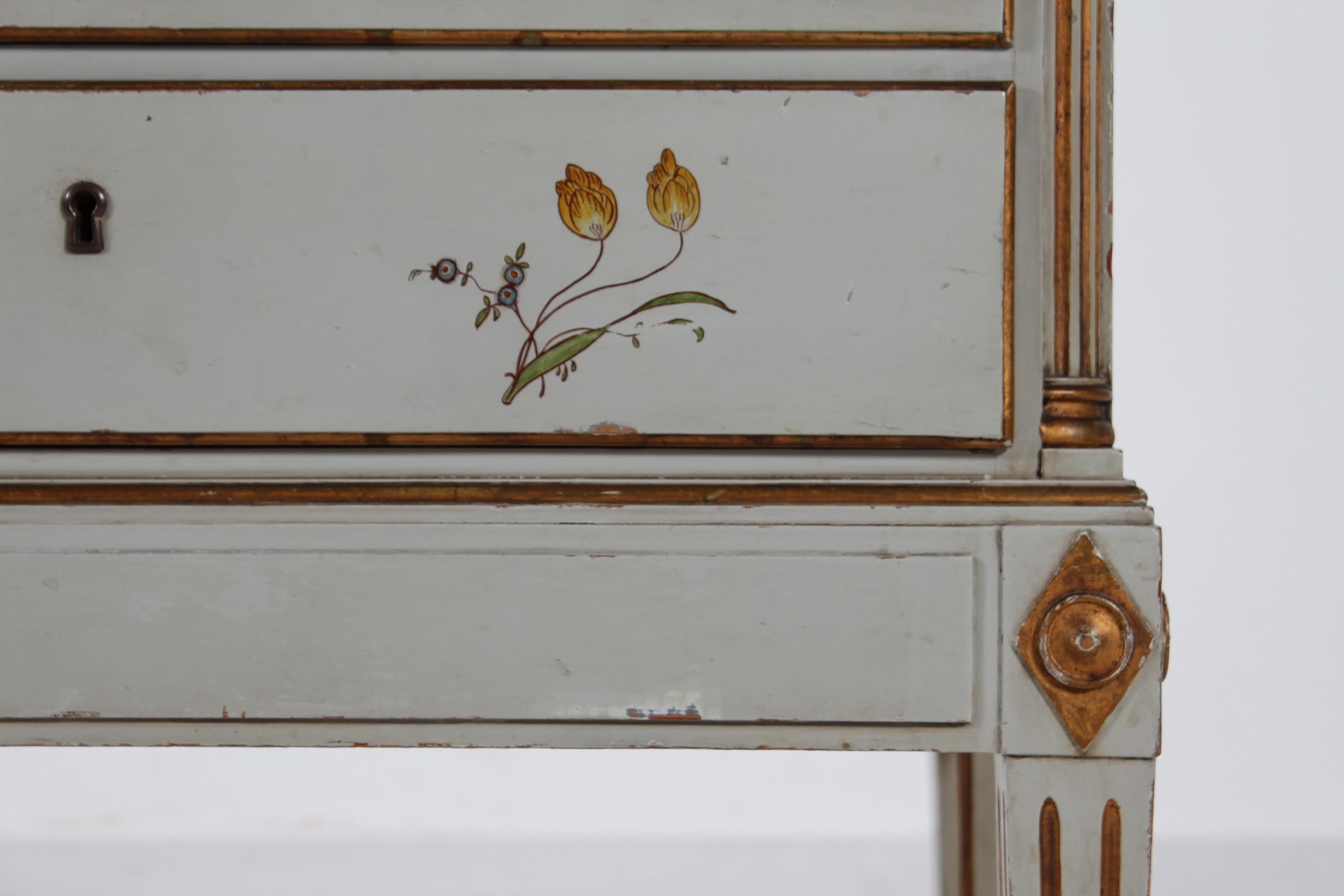 Cómoda Estilo Imperio Danés, Pintura Gris con Decoración Floral Años 30 Hecho a mano en venta