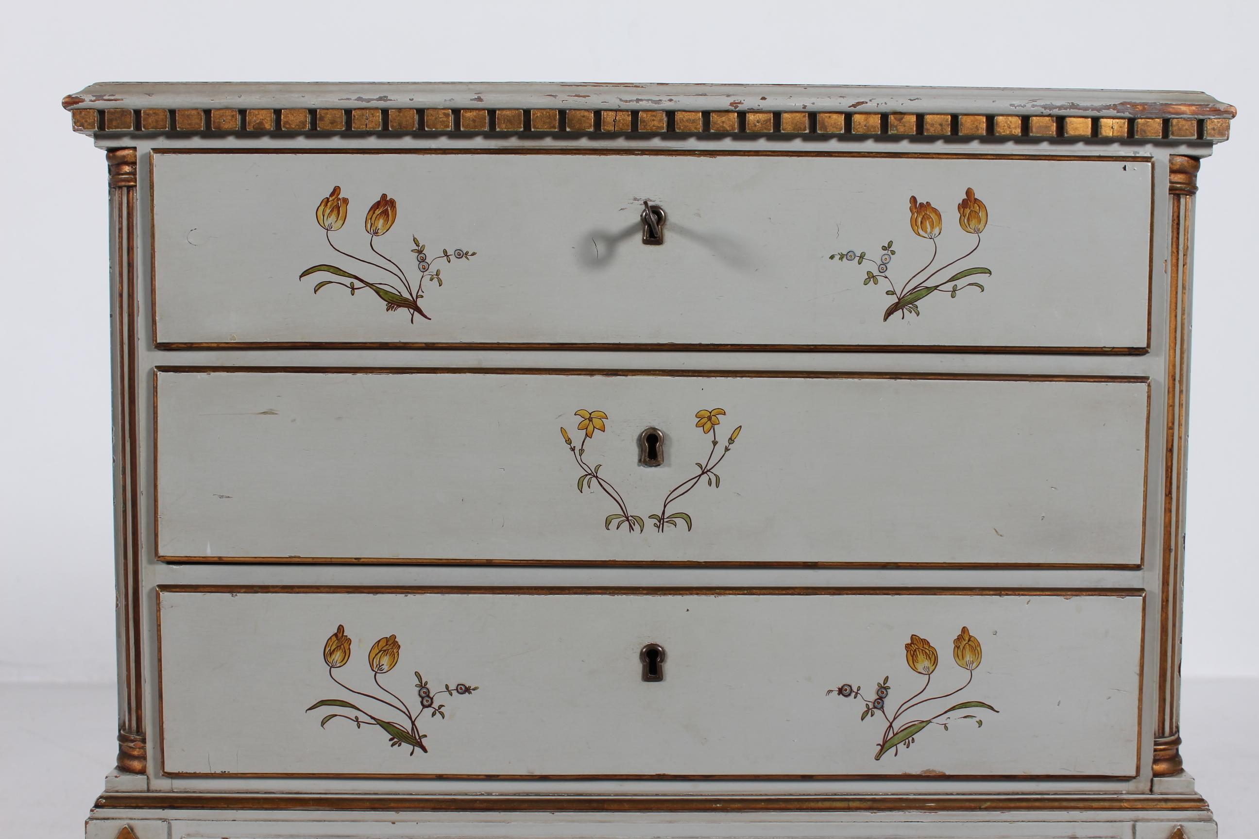 Cómoda Estilo Imperio Danés, Pintura Gris con Decoración Floral Años 30 en venta 1