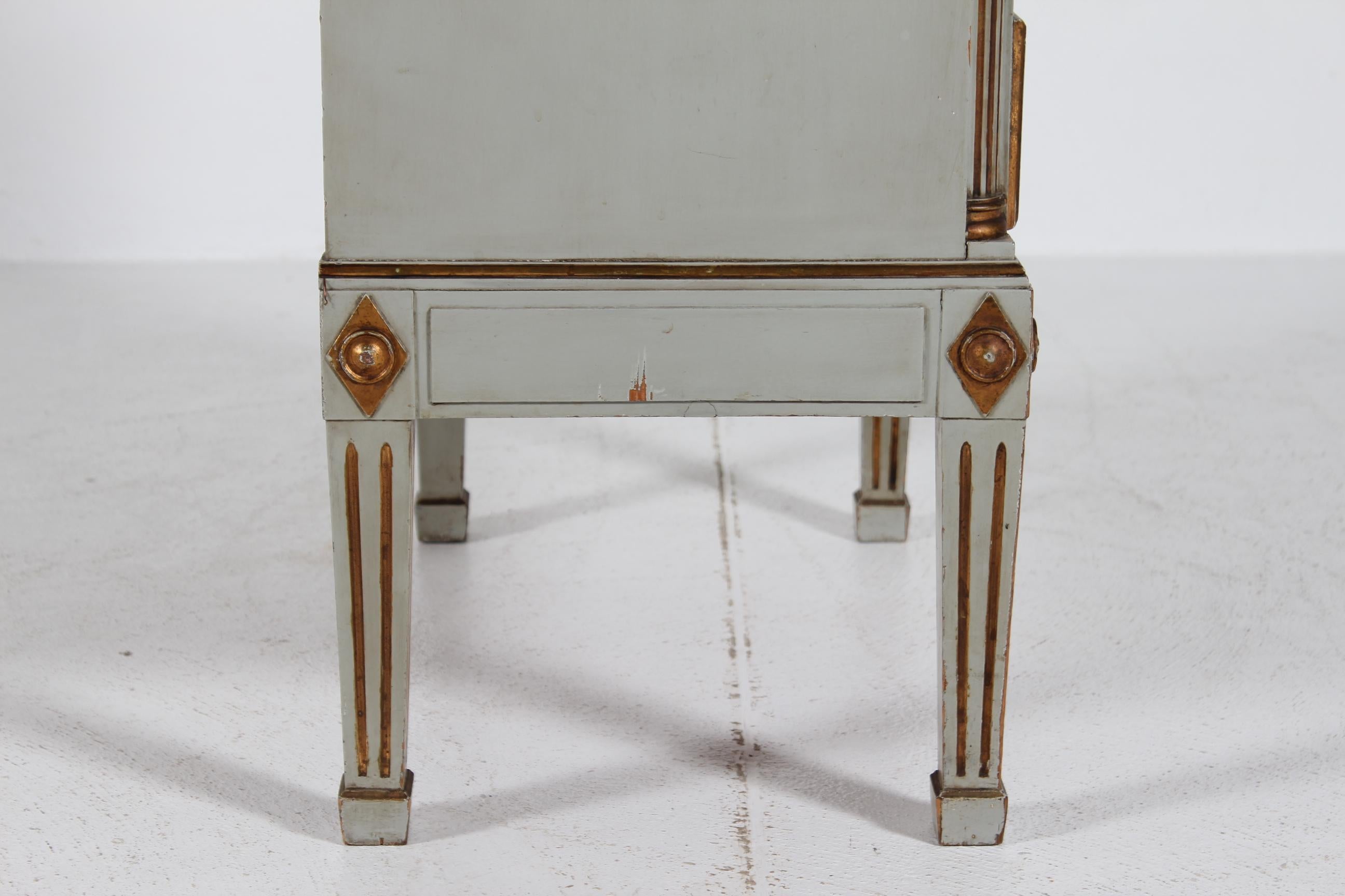 Cómoda Estilo Imperio Danés, Pintura Gris con Decoración Floral Años 30 en venta 2