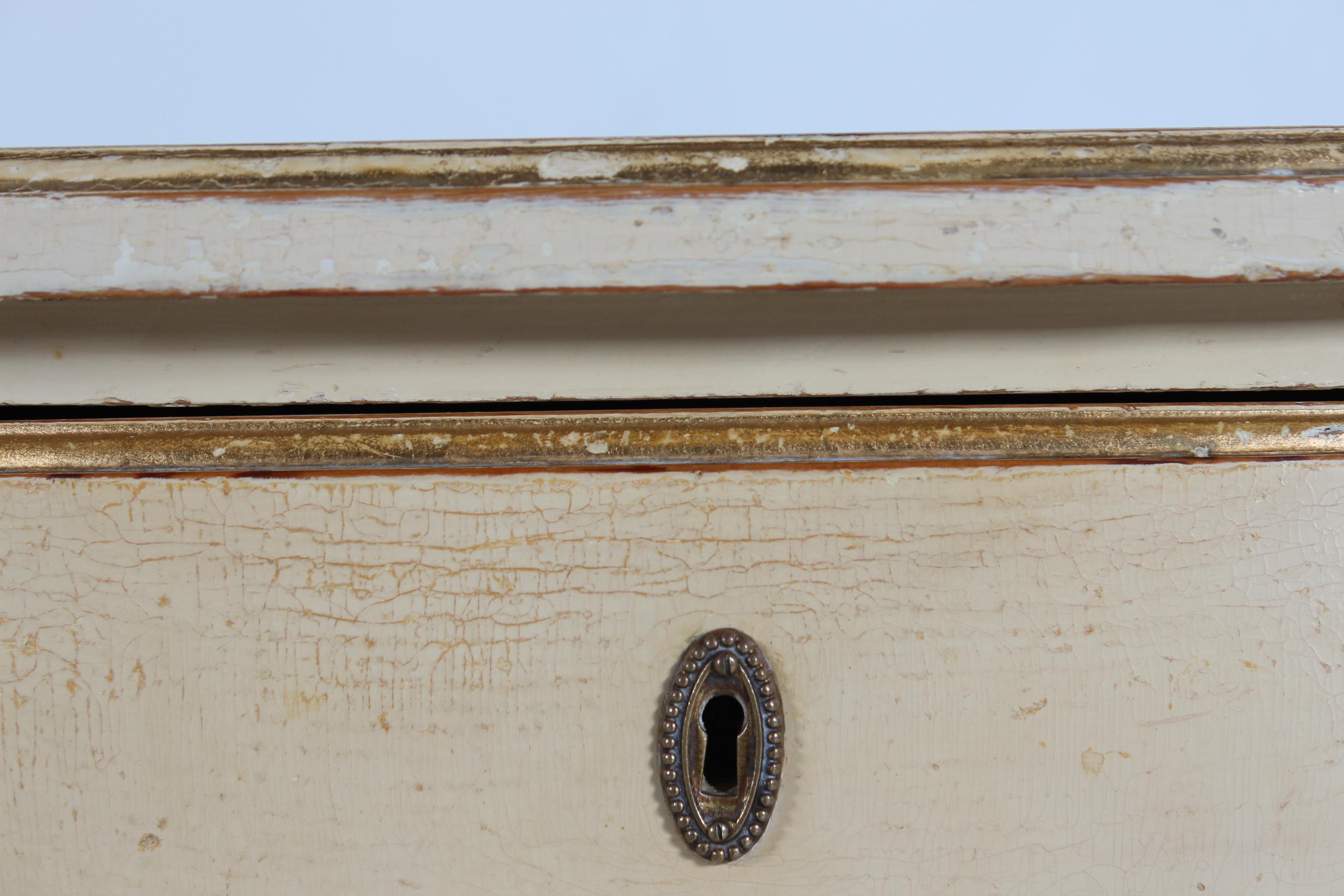 Cassettiera in stile impero danese in pino massiccio con vernice color crema 1930 in vendita 2