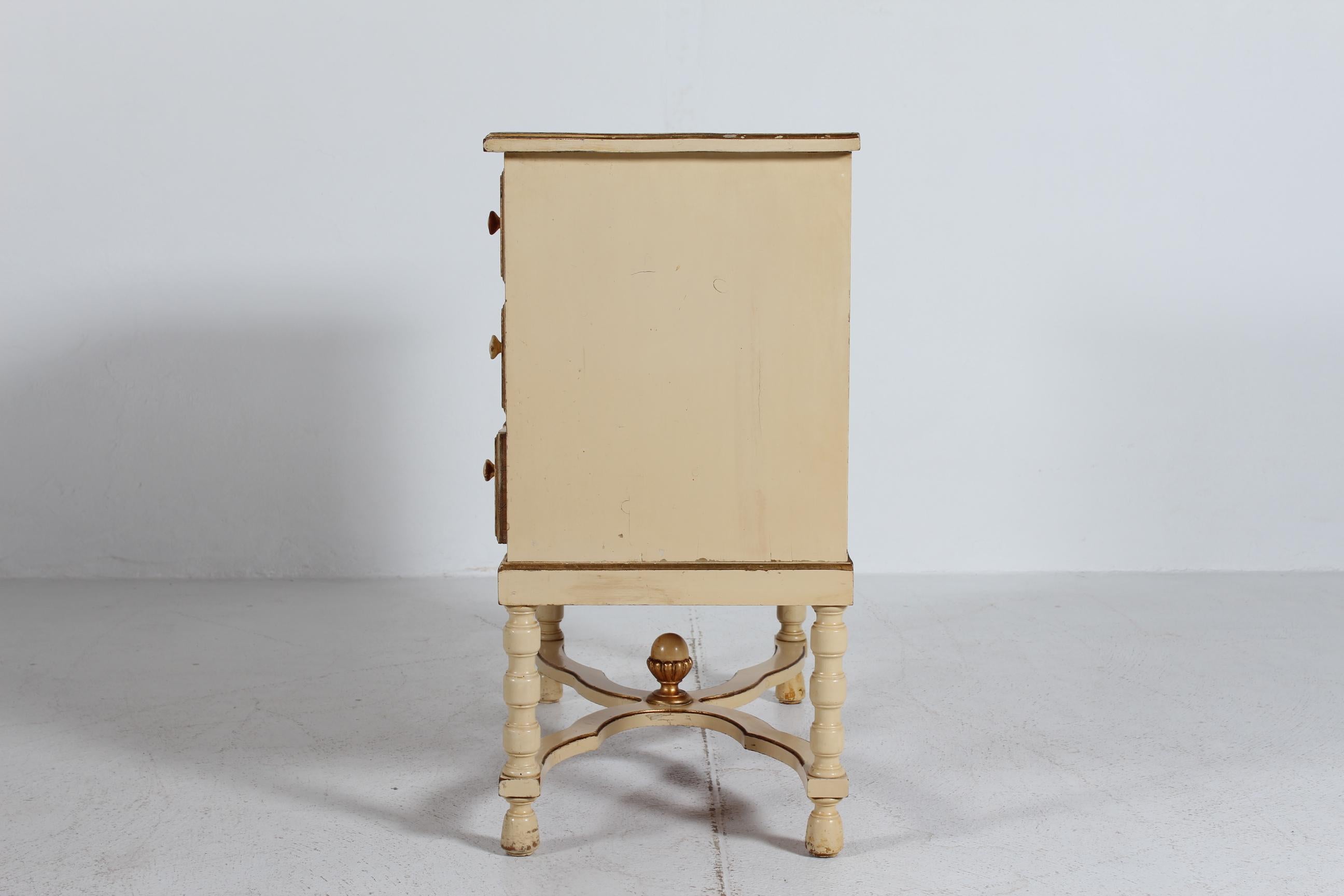 Cassettiera in stile impero danese in pino massiccio con vernice color crema 1930 in vendita 3