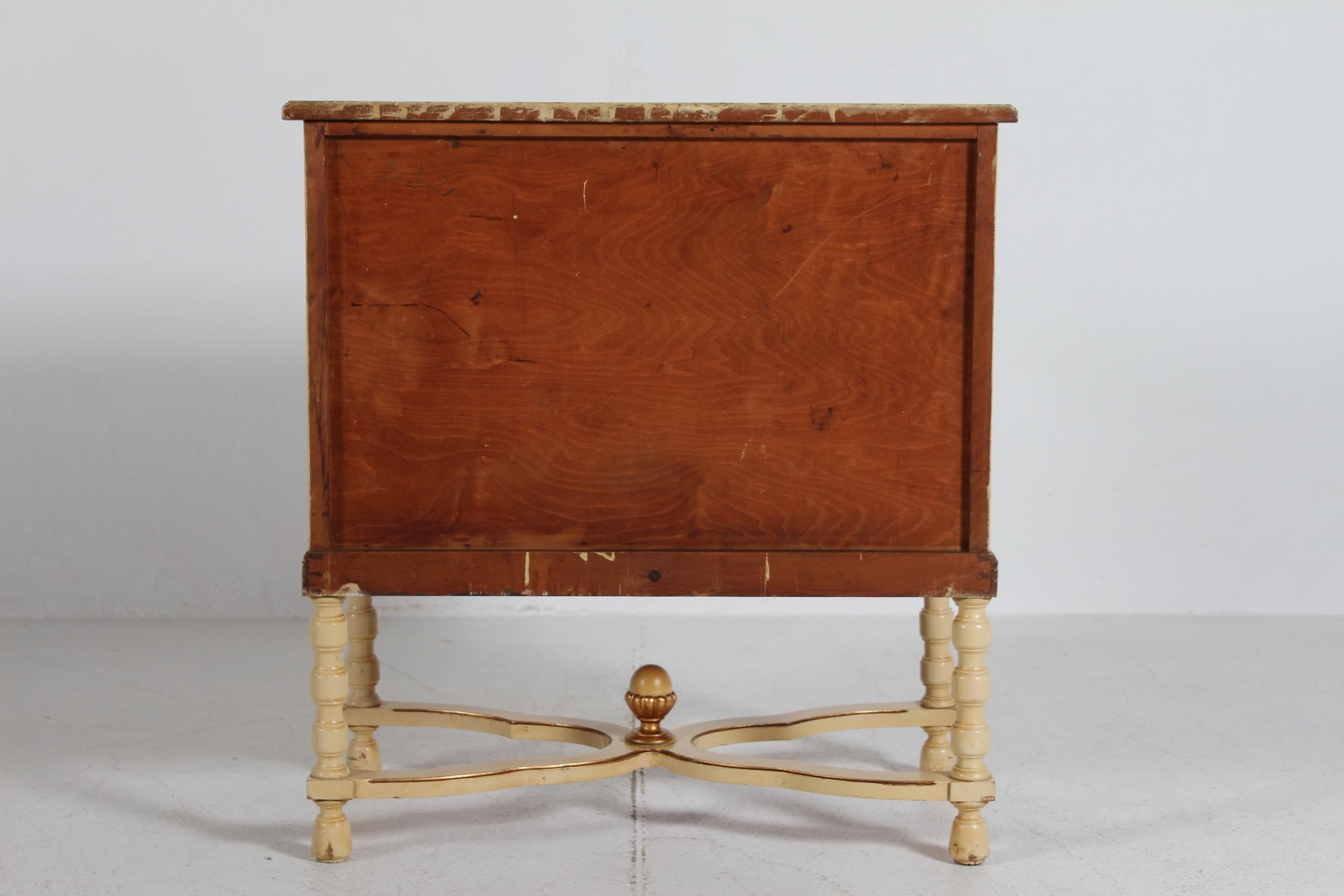 Cassettiera in stile impero danese in pino massiccio con vernice color crema 1930 in vendita 4