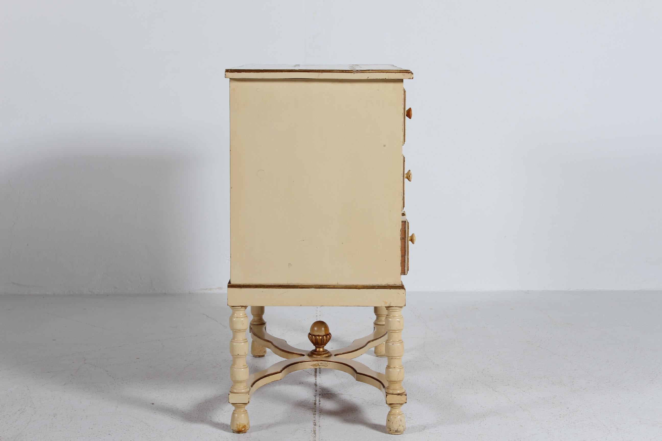 Cassettiera in stile impero danese in pino massiccio con vernice color crema 1930 in vendita 5