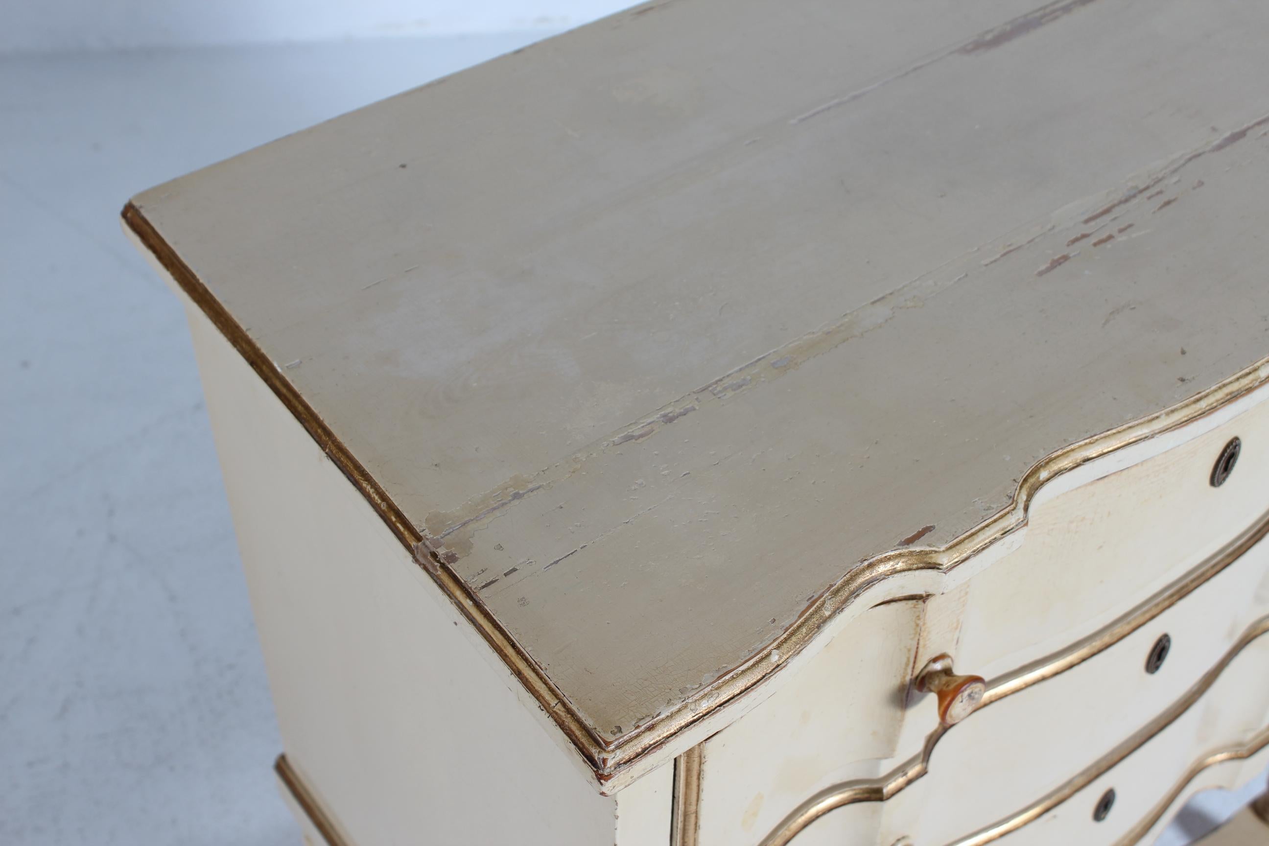 Stile impero Cassettiera in stile impero danese in pino massiccio con vernice color crema 1930 in vendita