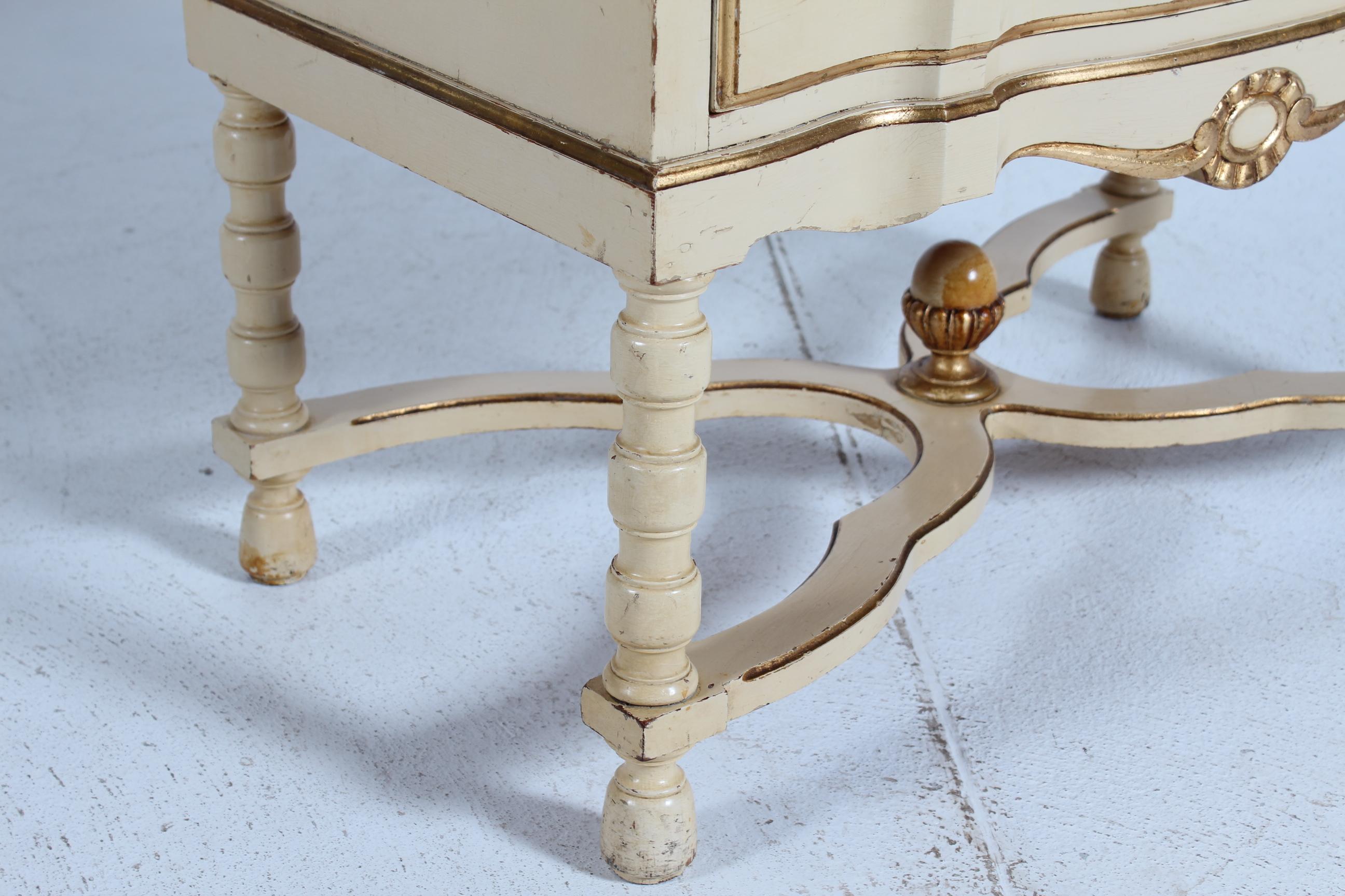 Danese Cassettiera in stile impero danese in pino massiccio con vernice color crema 1930 in vendita