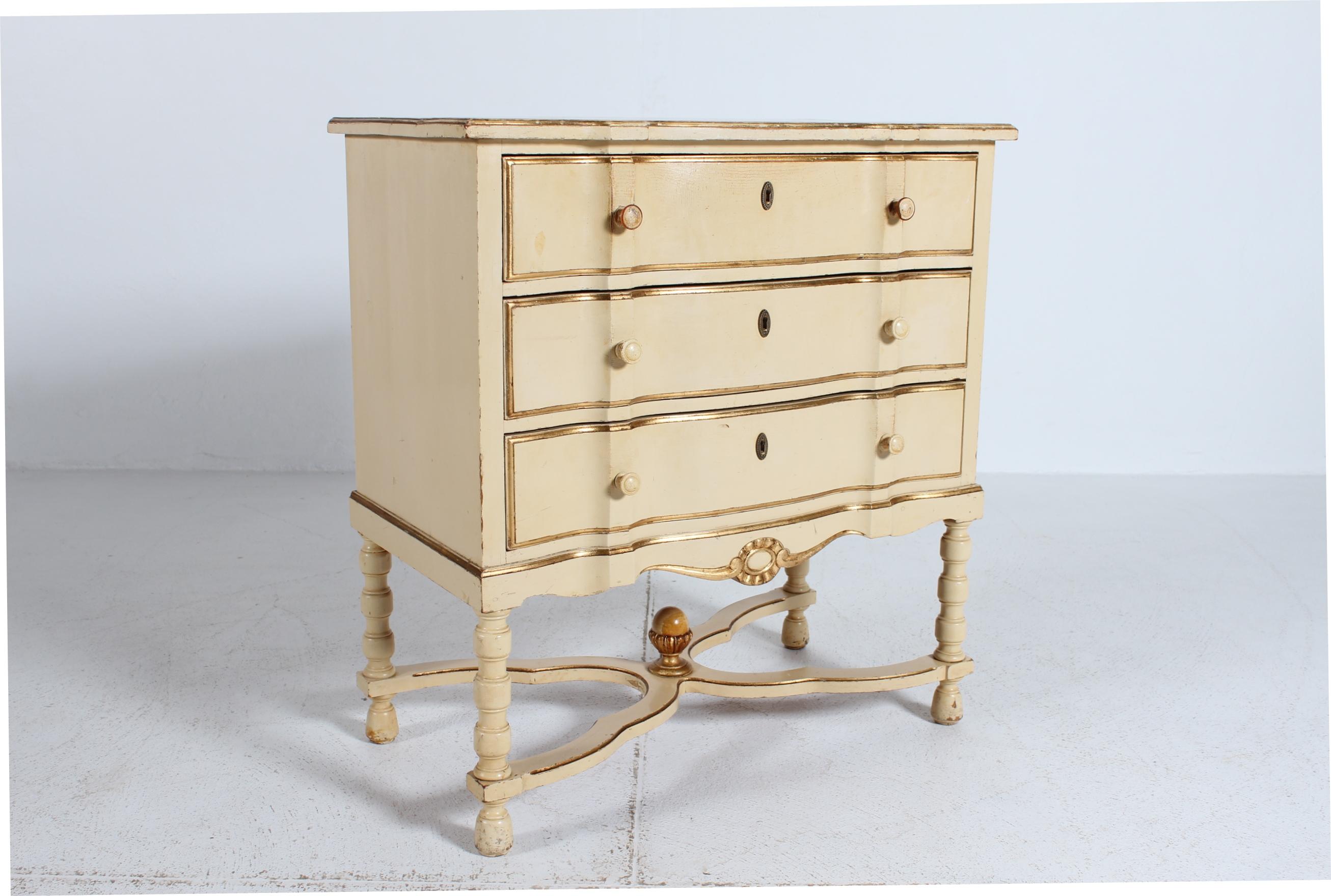 Cassettiera in stile impero danese in pino massiccio con vernice color crema 1930 In condizioni buone in vendita a Silkeborg, Silkeborg