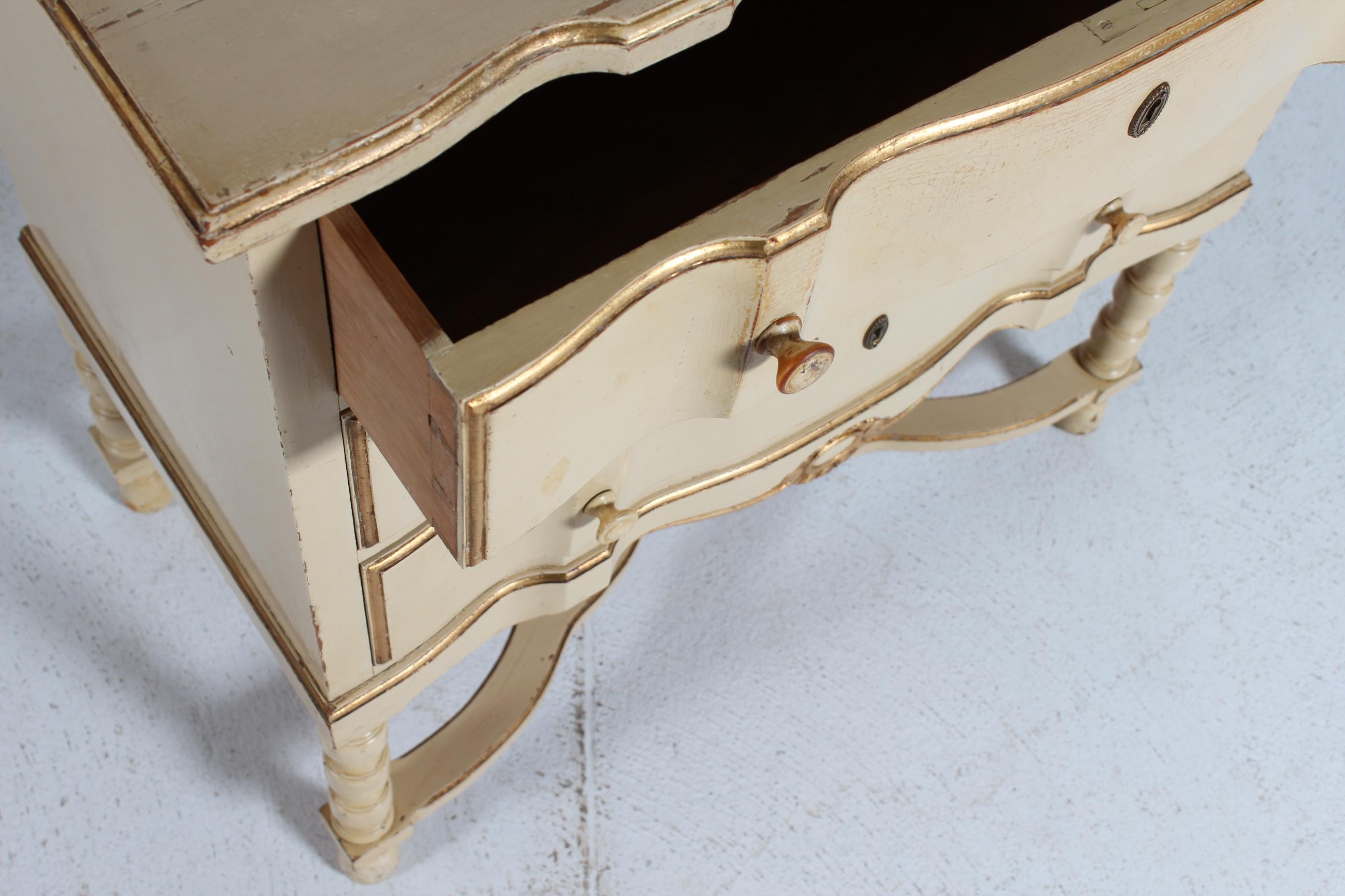 Metà XX secolo Cassettiera in stile impero danese in pino massiccio con vernice color crema 1930 in vendita