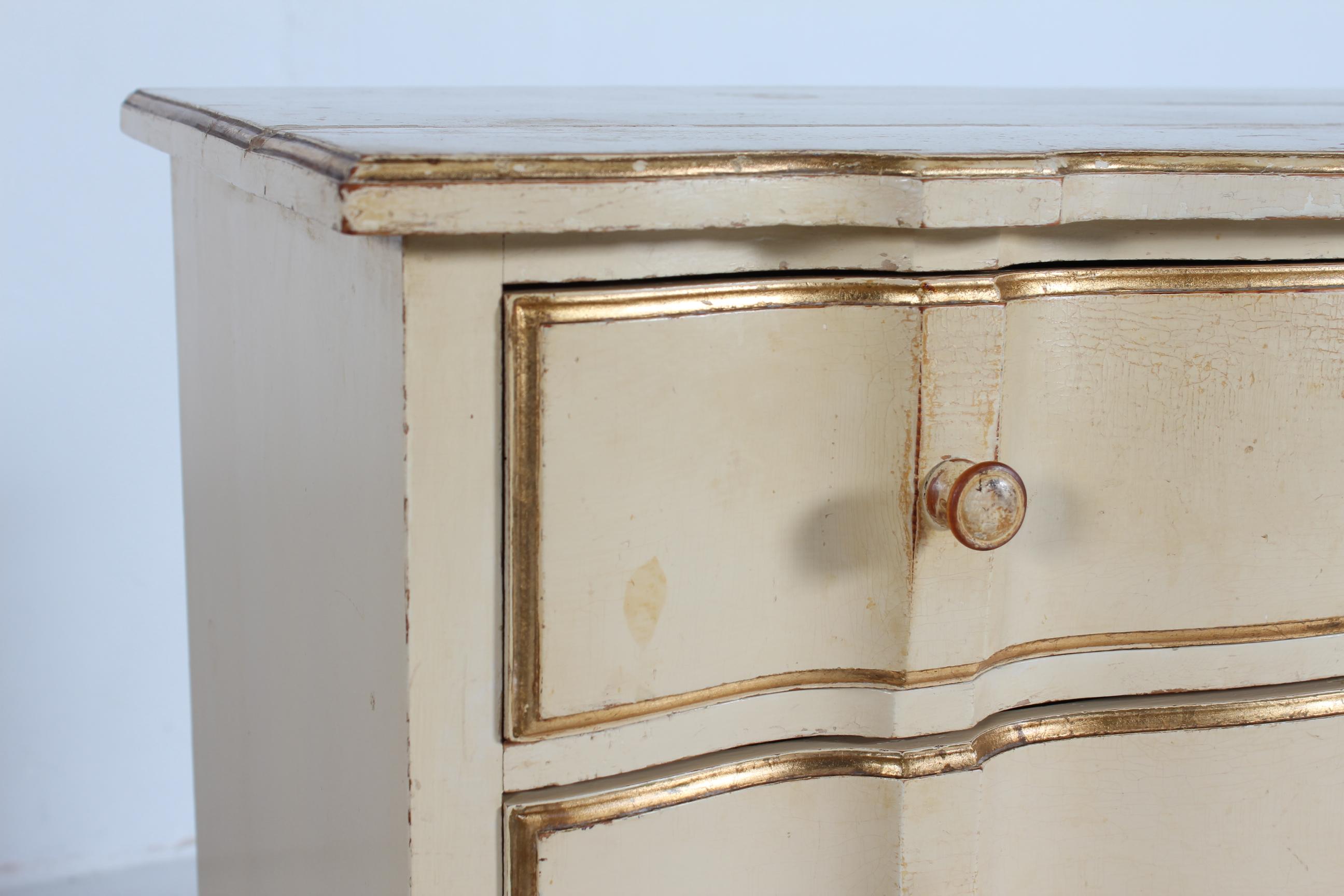 Cassettiera in stile impero danese in pino massiccio con vernice color crema 1930 in vendita 1