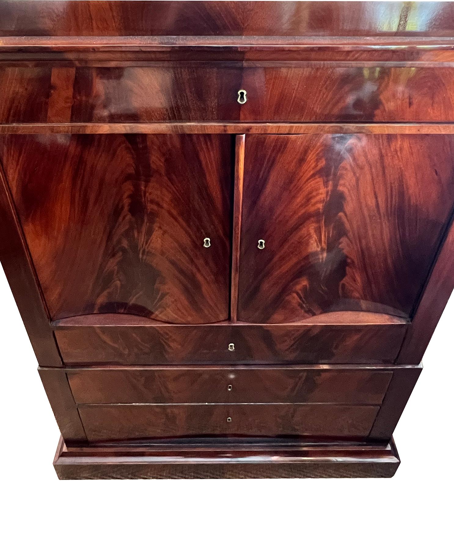 Danish Empire Tall Chest of Drawers in Book-Matched Flame Mahogany Veneer For Sale 1