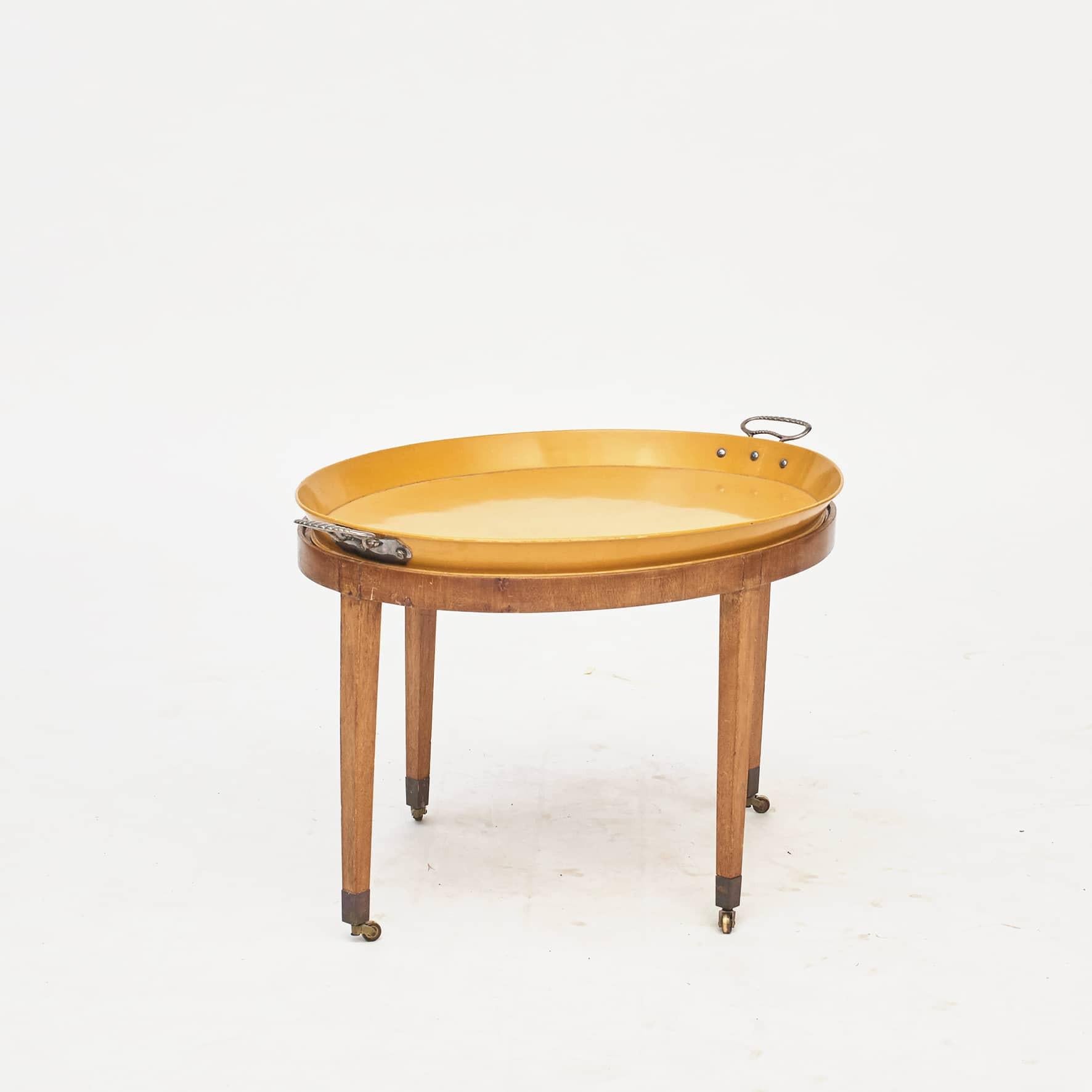 Large Danish empire tray table.
Tray in yellow-painted metal with silver-plated carrying handles.
On later mahogany base with tapered legs ending in brass feet and casters.

Original condition with age-related patina.
Denmark 1810-1820.
