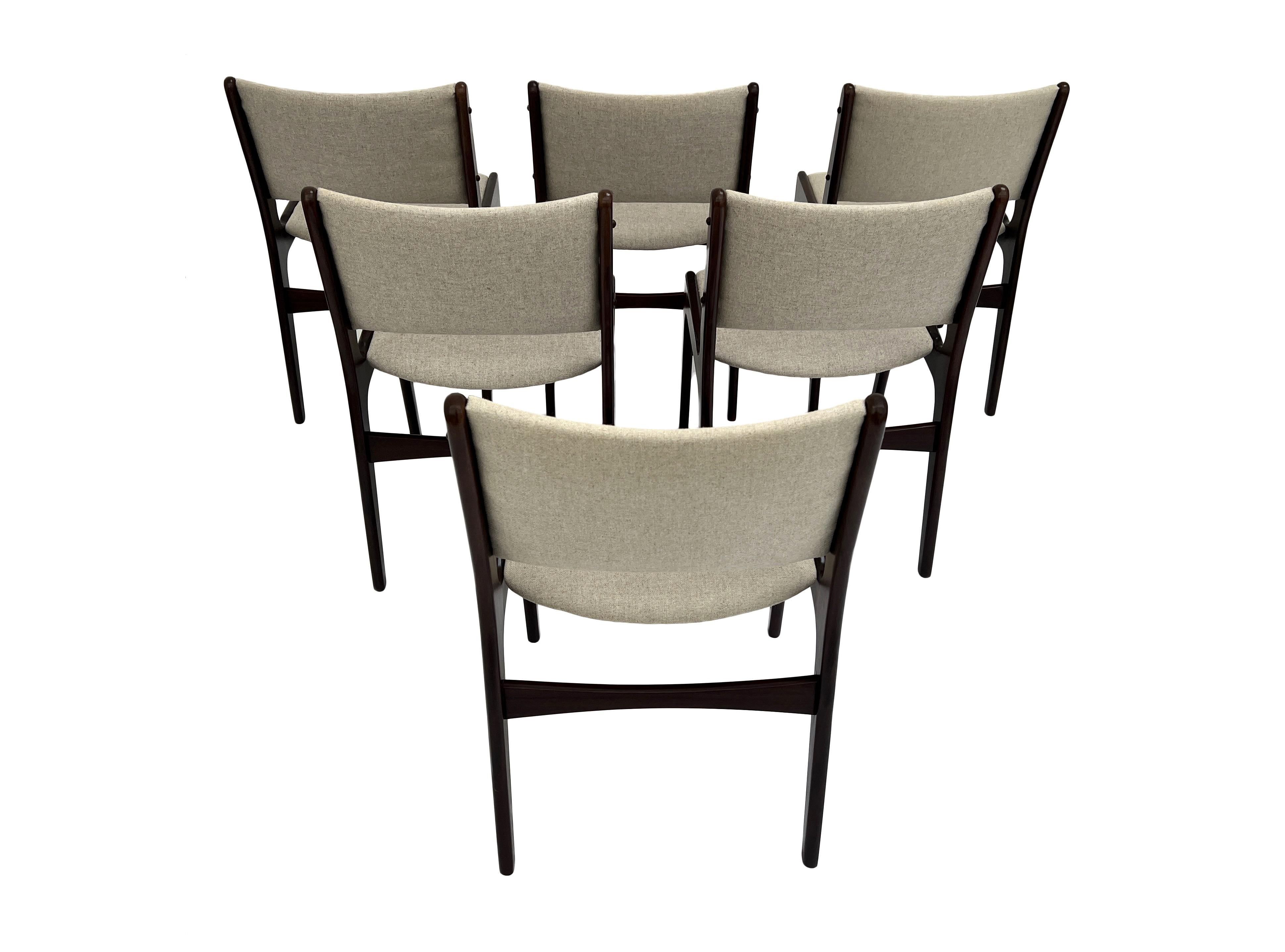 Danois Ensemble de 6 chaises de salle à manger danoises Erik Buch modèle 89 en teck et laine crème, années 1960 en vente