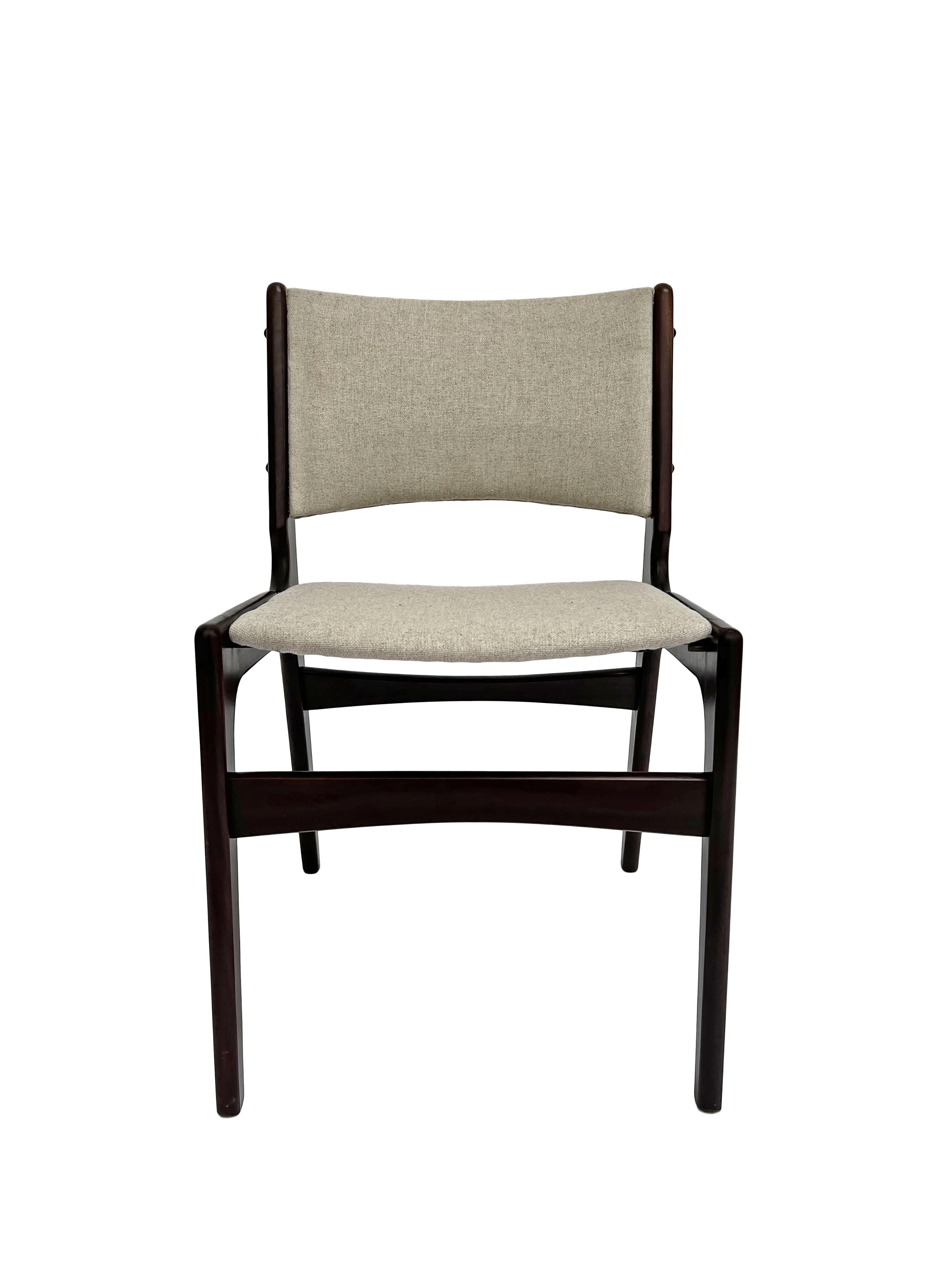 Milieu du XXe siècle Ensemble de 6 chaises de salle à manger danoises Erik Buch modèle 89 en teck et laine crème, années 1960 en vente