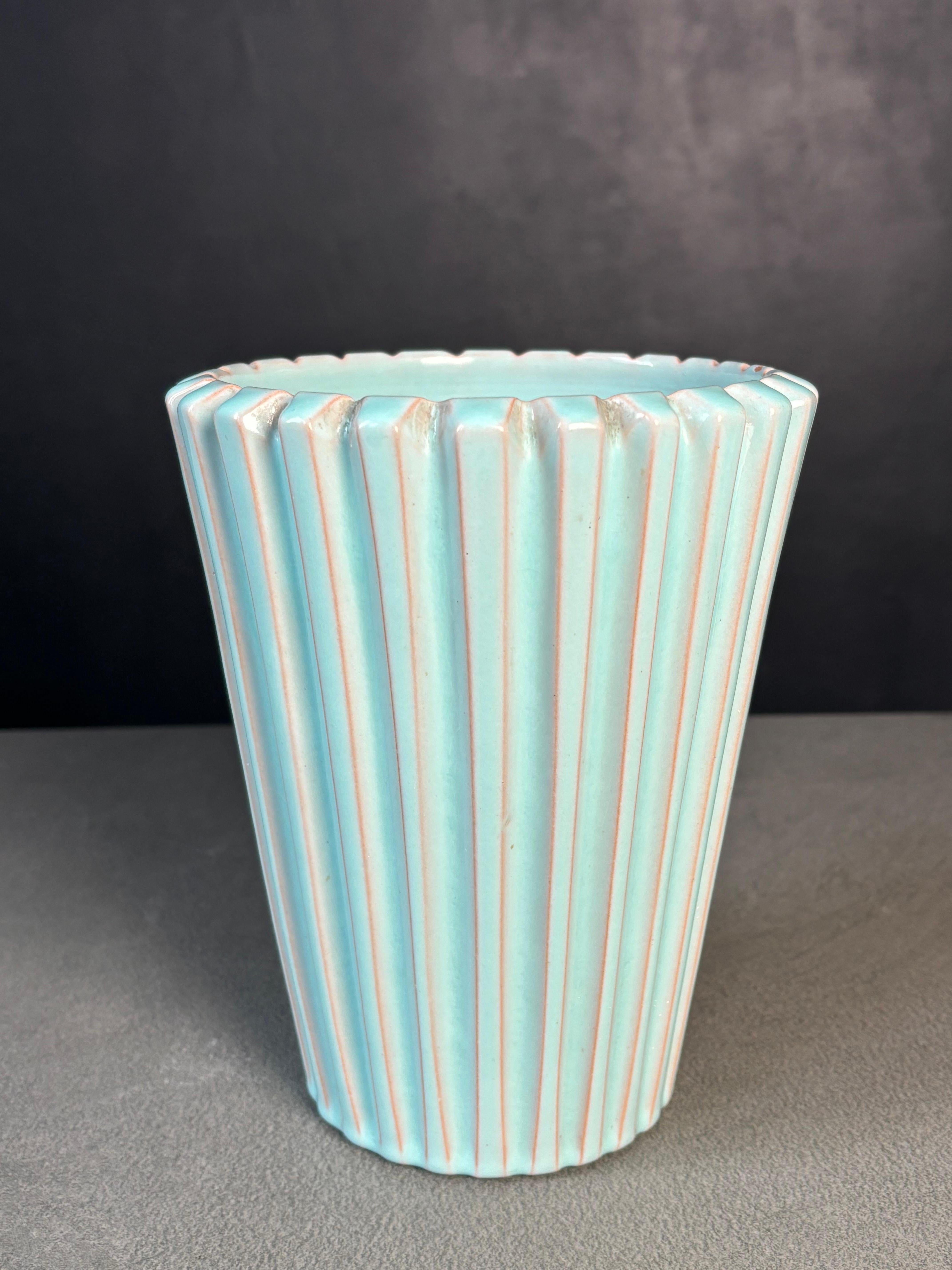 Bellissimo vaso di grandi dimensioni smaltato di verde menta con increspature verticali intagliate a mano. Prodotto negli anni '50 dallo studio danese di ceramica Eslau. Firmato sotto la base. In ottime condizioni vintage, con piccole linee e crepe