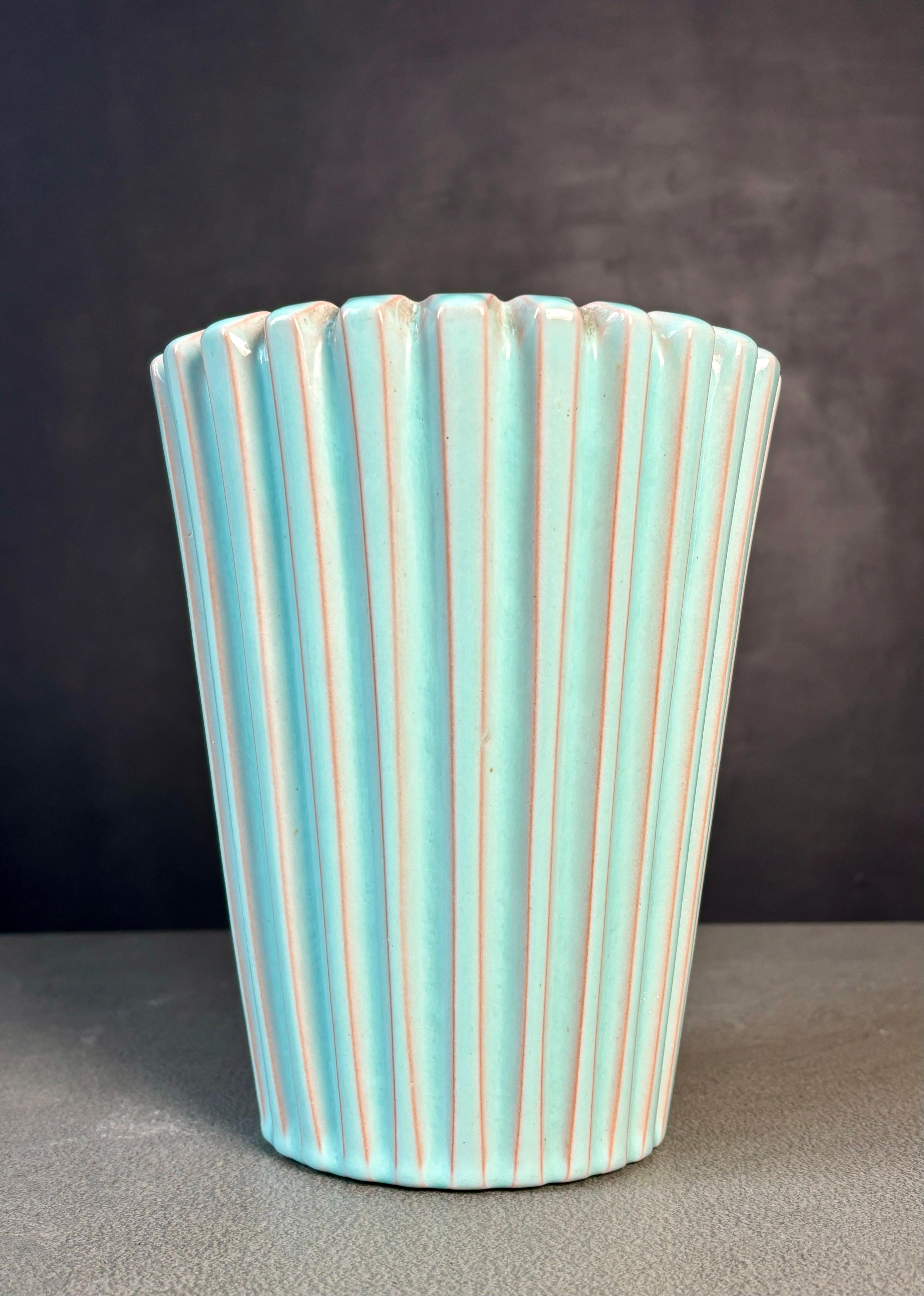 Scandinavo moderno Vaso increspato verde menta danese Eslau, anni '50 in vendita