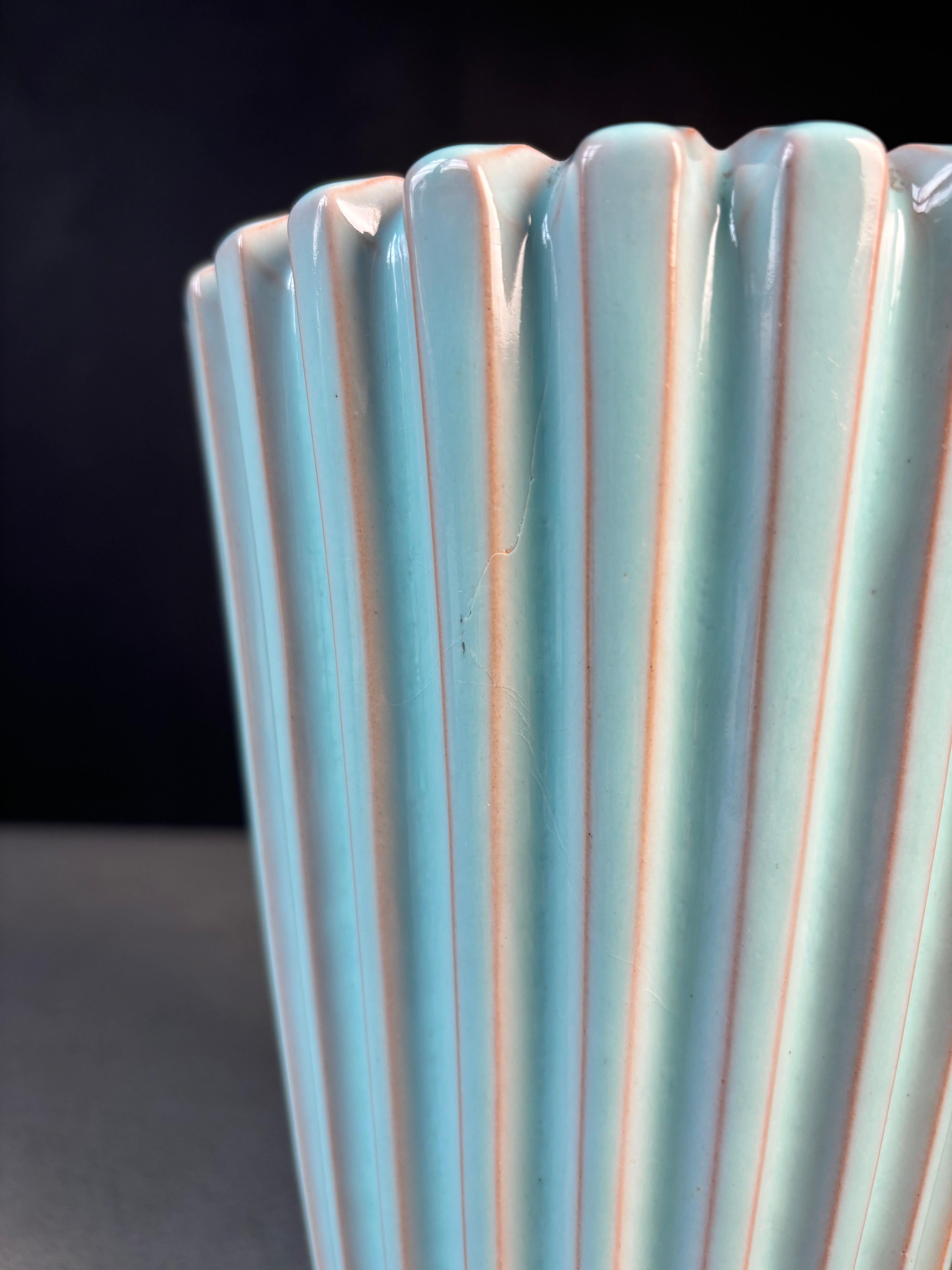 Fatto a mano Vaso increspato verde menta danese Eslau, anni '50 in vendita