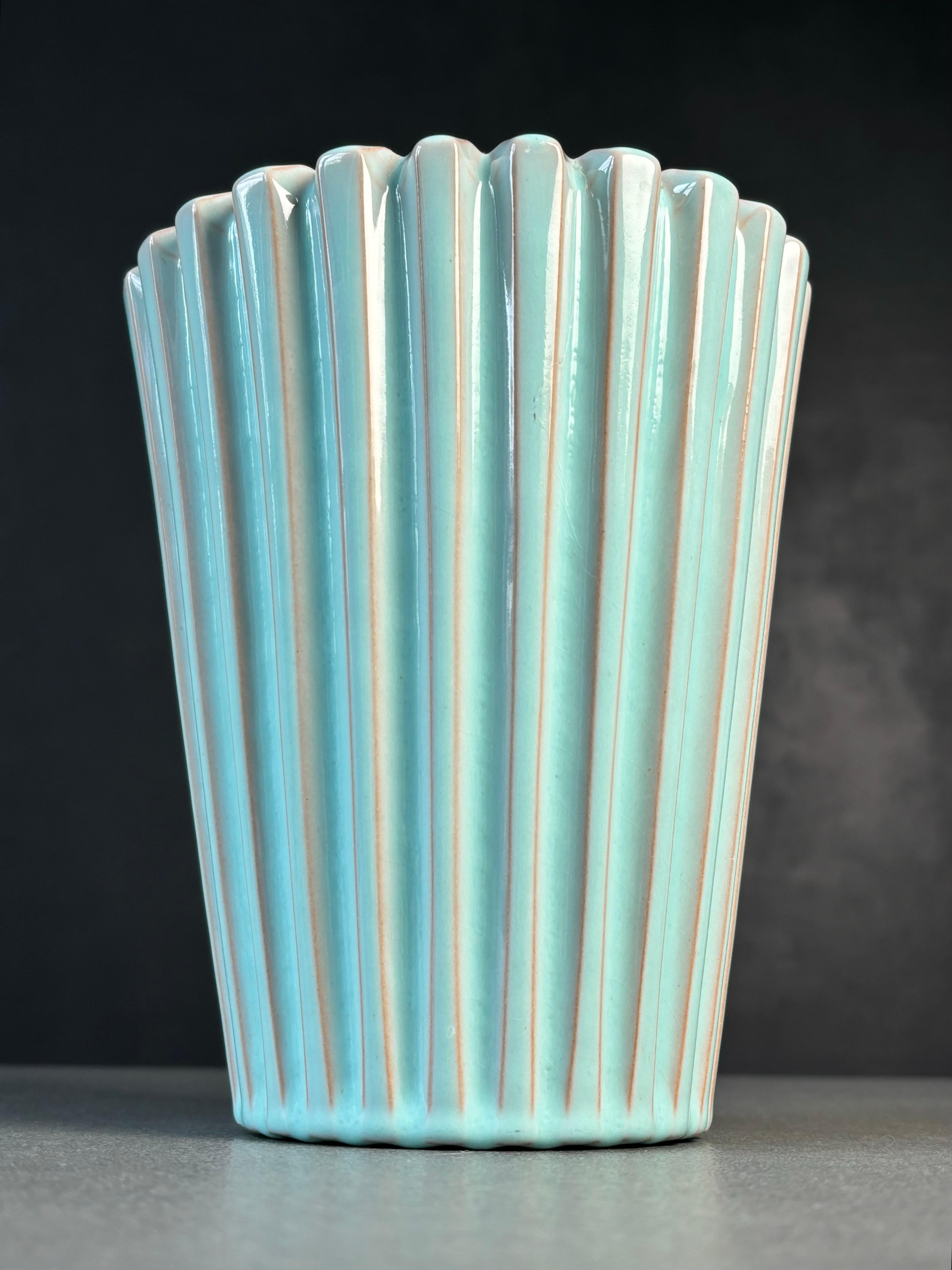 Ceramica Vaso increspato verde menta danese Eslau, anni '50 in vendita