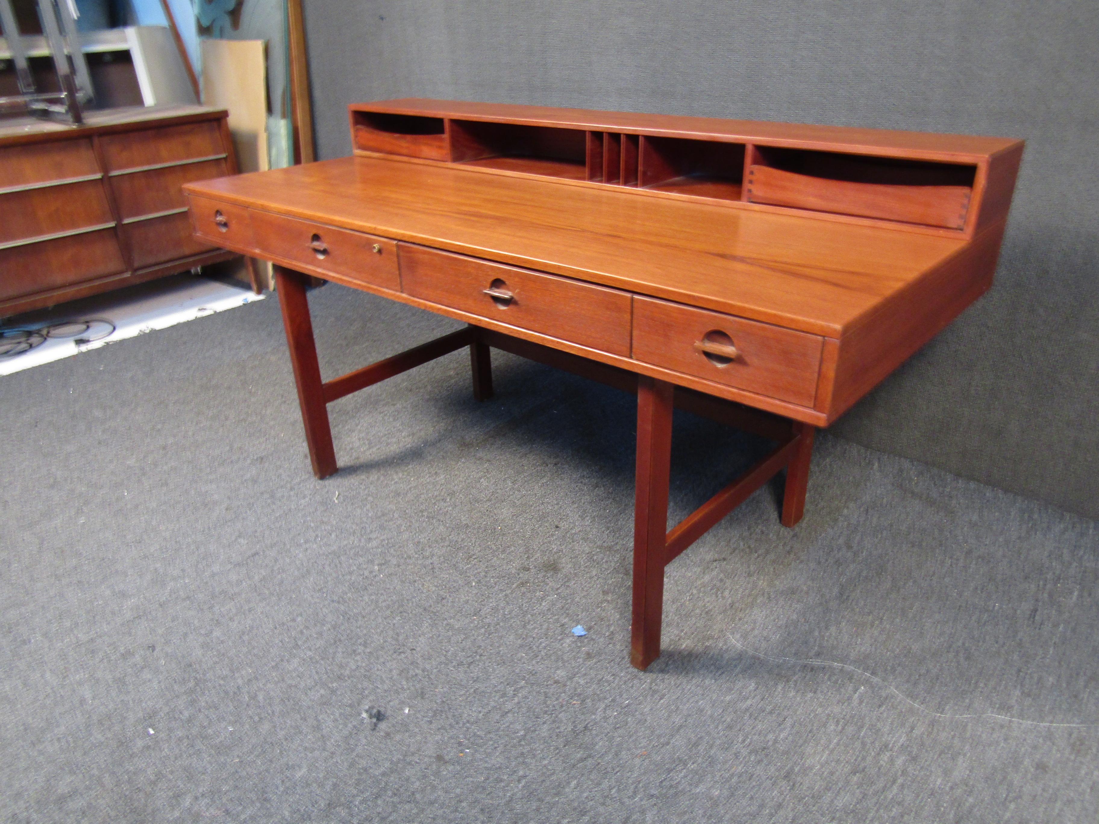 Mid-Century Modern Bureau danois de direction par Peter Lovig Nielson en vente