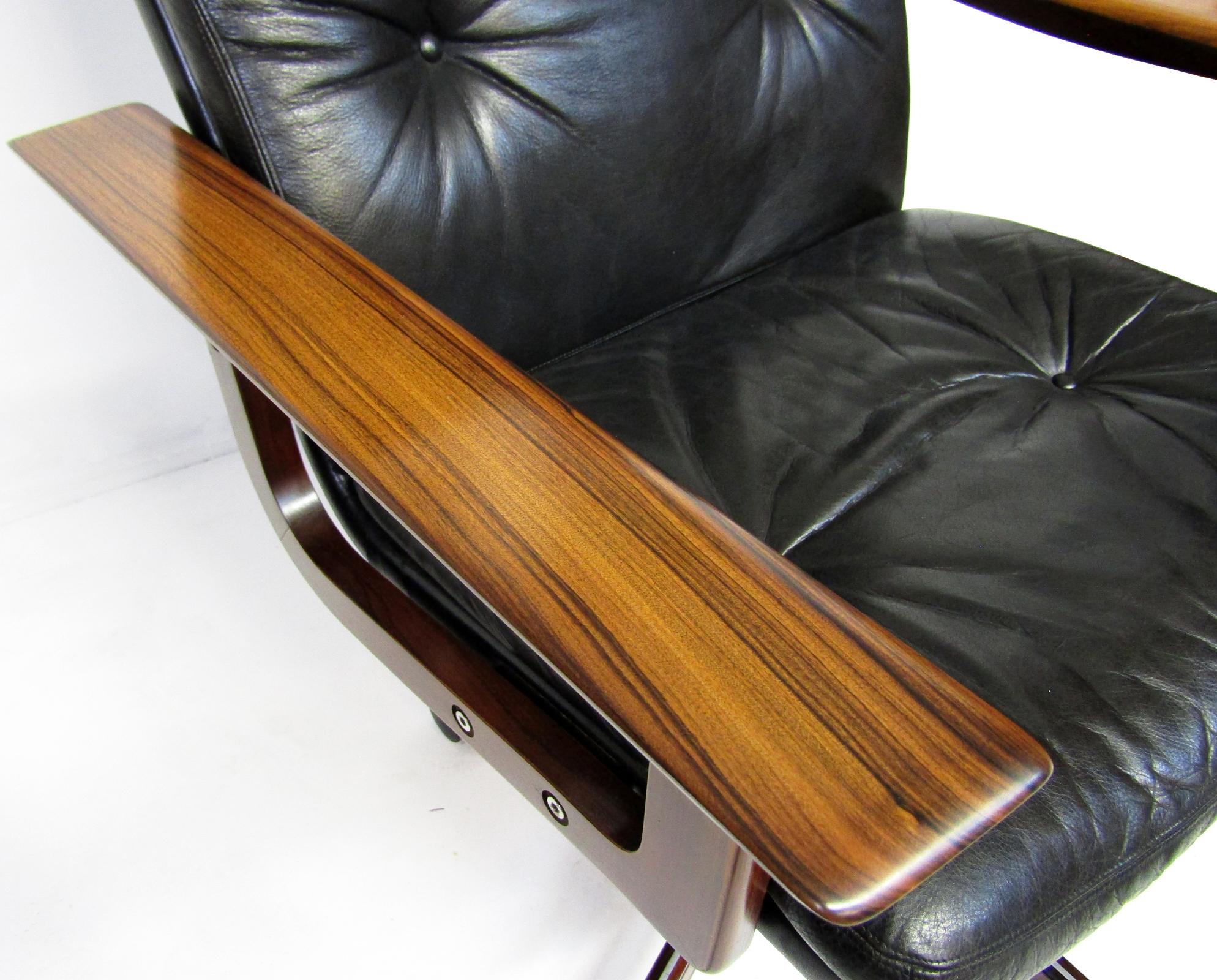 A rare Danish executive swivel chair in leather, rosewood and steel by Arne Vodder for Sibast.

It features torque-adjustable tilt recline, swivel and adjustable height.

Made circa 1960, it is a beautiful example of Danish design. The rosewood arms