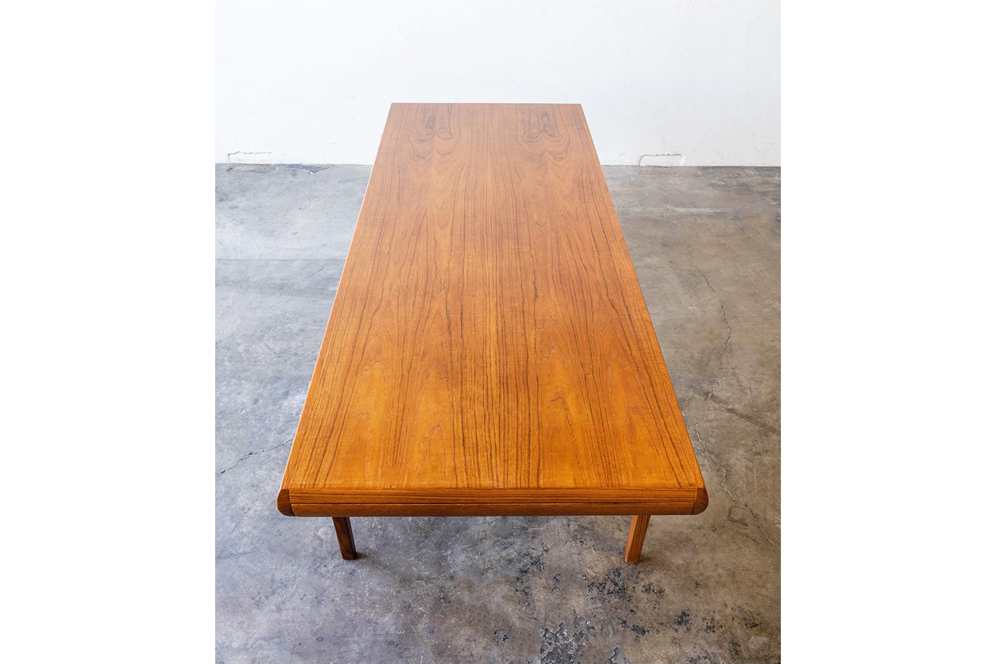 Dänischer ausziehbarer dänischer Teakholz-Couchtisch entworfen von Johannes Andersen im Angebot 5