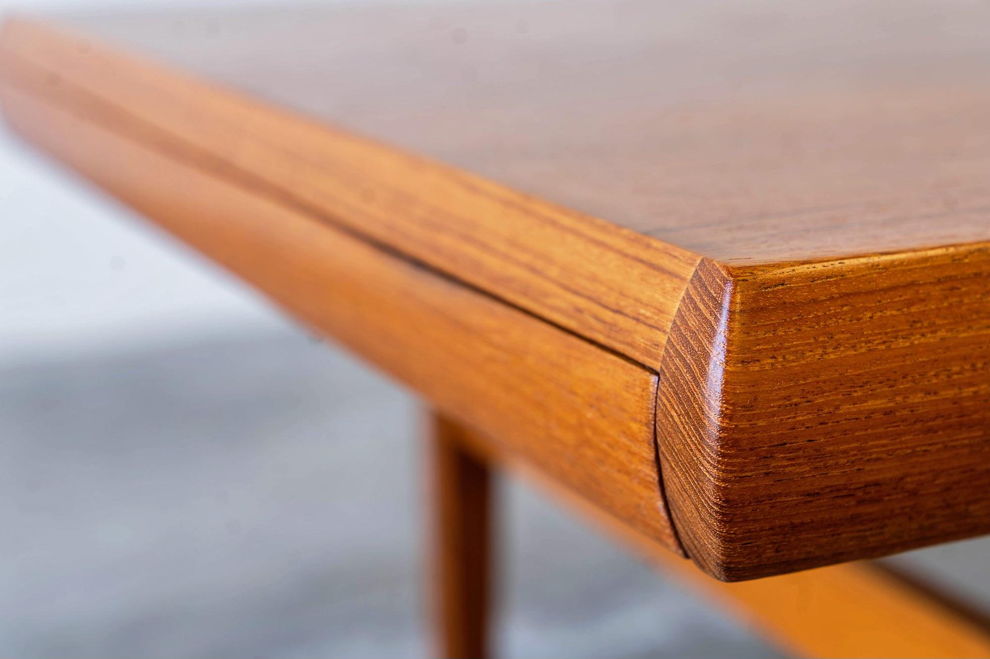 Dänischer ausziehbarer dänischer Teakholz-Couchtisch entworfen von Johannes Andersen im Angebot 6