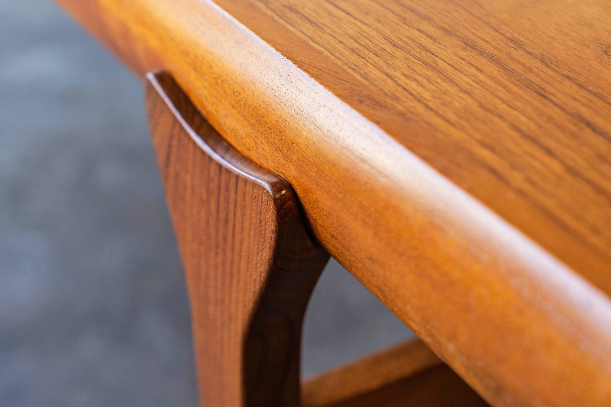 Dänischer ausziehbarer dänischer Teakholz-Couchtisch entworfen von Johannes Andersen im Angebot 7