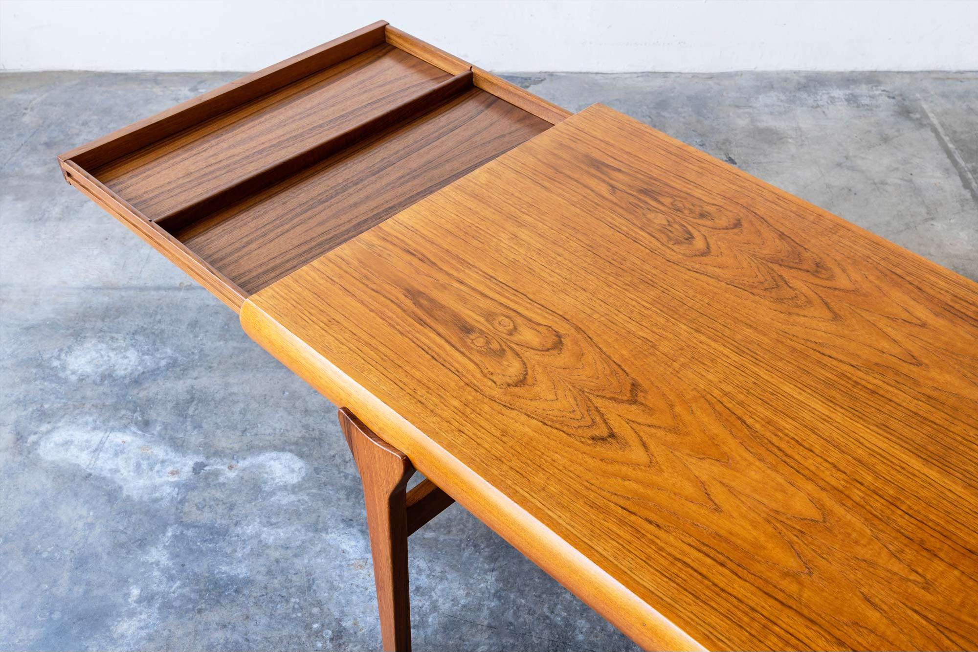 Dänischer ausziehbarer dänischer Teakholz-Couchtisch entworfen von Johannes Andersen im Angebot 8