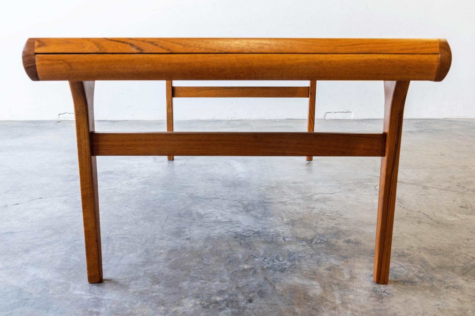 Dänischer ausziehbarer dänischer Teakholz-Couchtisch entworfen von Johannes Andersen im Angebot 9