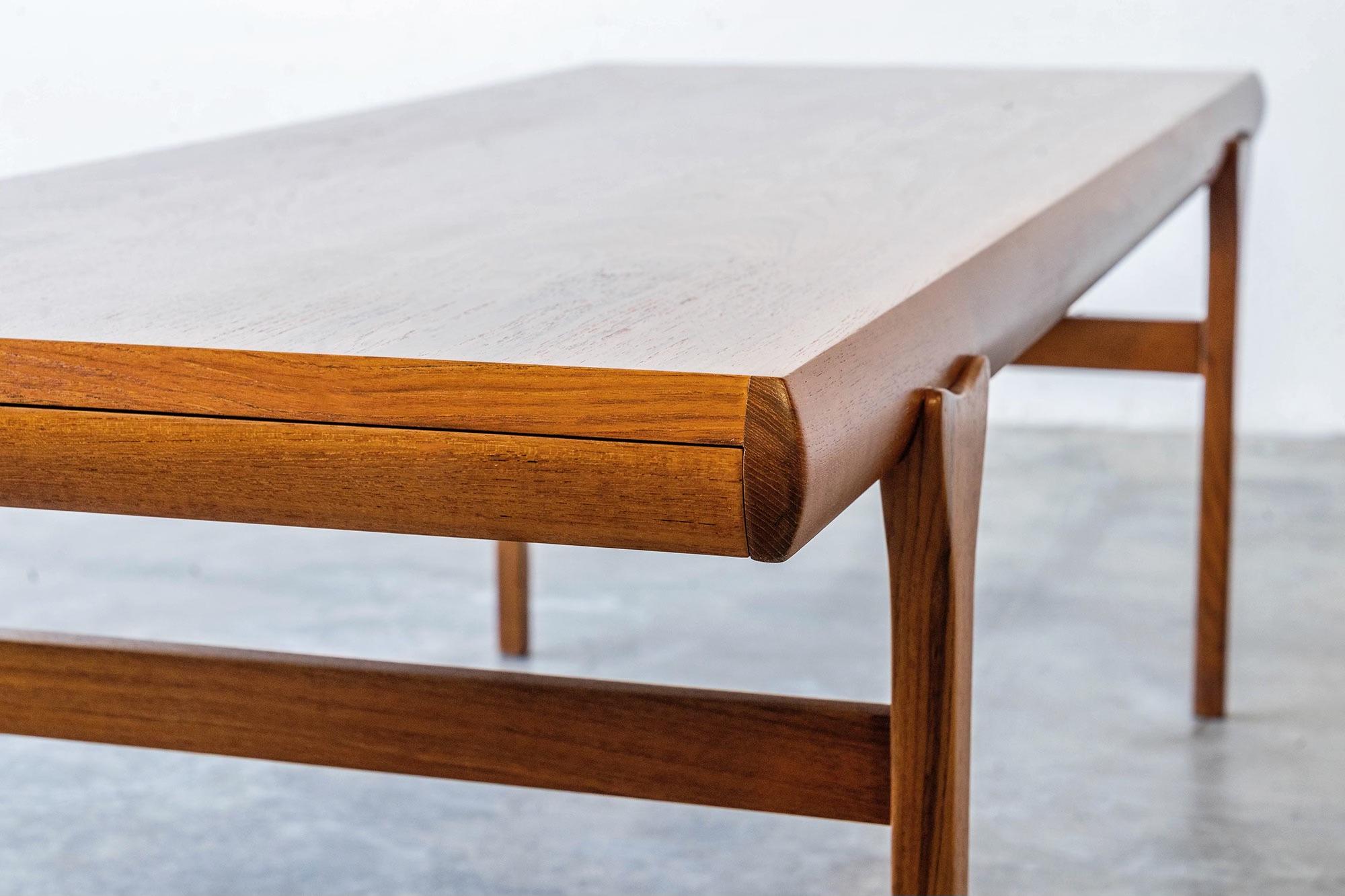 Dänischer ausziehbarer dänischer Teakholz-Couchtisch entworfen von Johannes Andersen im Angebot 10