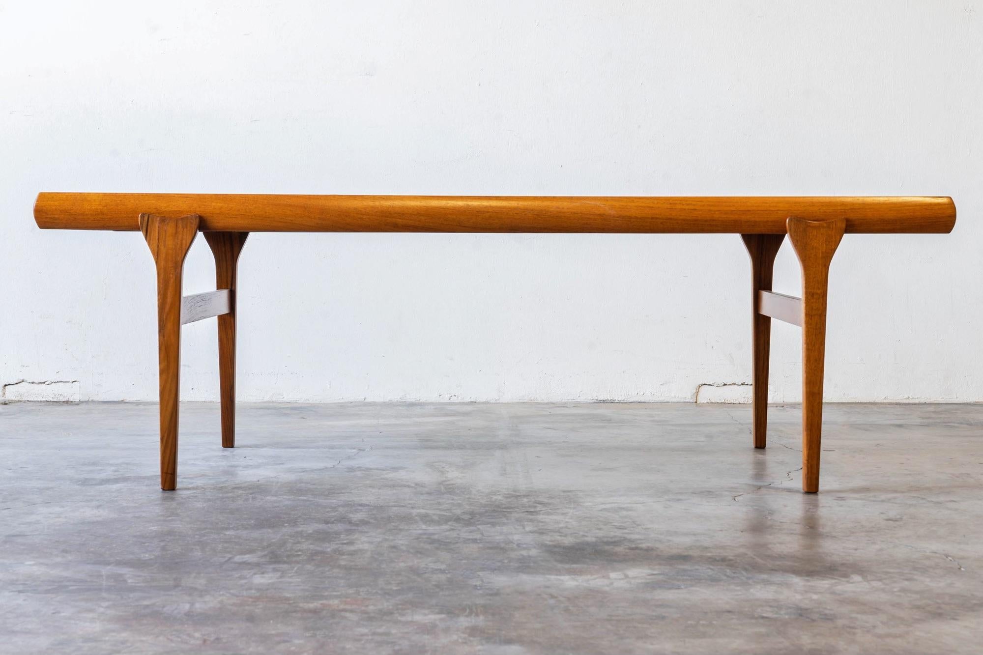 Ausziehbarer Couchtisch aus Teakholz, entworfen von Johannes Andersen und hergestellt von CFC Silkeborg.

Mit schöner Teakholzmaserung, skulpturalen Beinen aus massivem Teakholz und erweiterbarer Tischverlängerung und Schublade.

Dieser Couchtisch