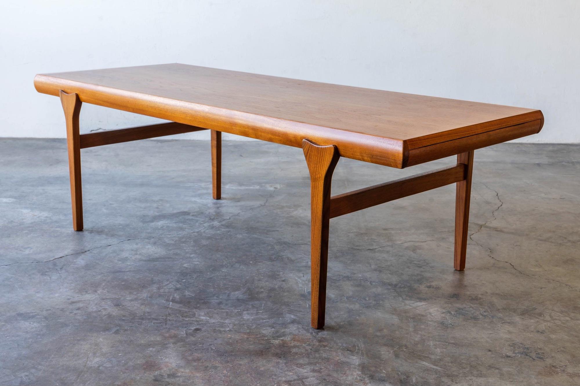 Dänischer ausziehbarer dänischer Teakholz-Couchtisch entworfen von Johannes Andersen (Moderne der Mitte des Jahrhunderts) im Angebot