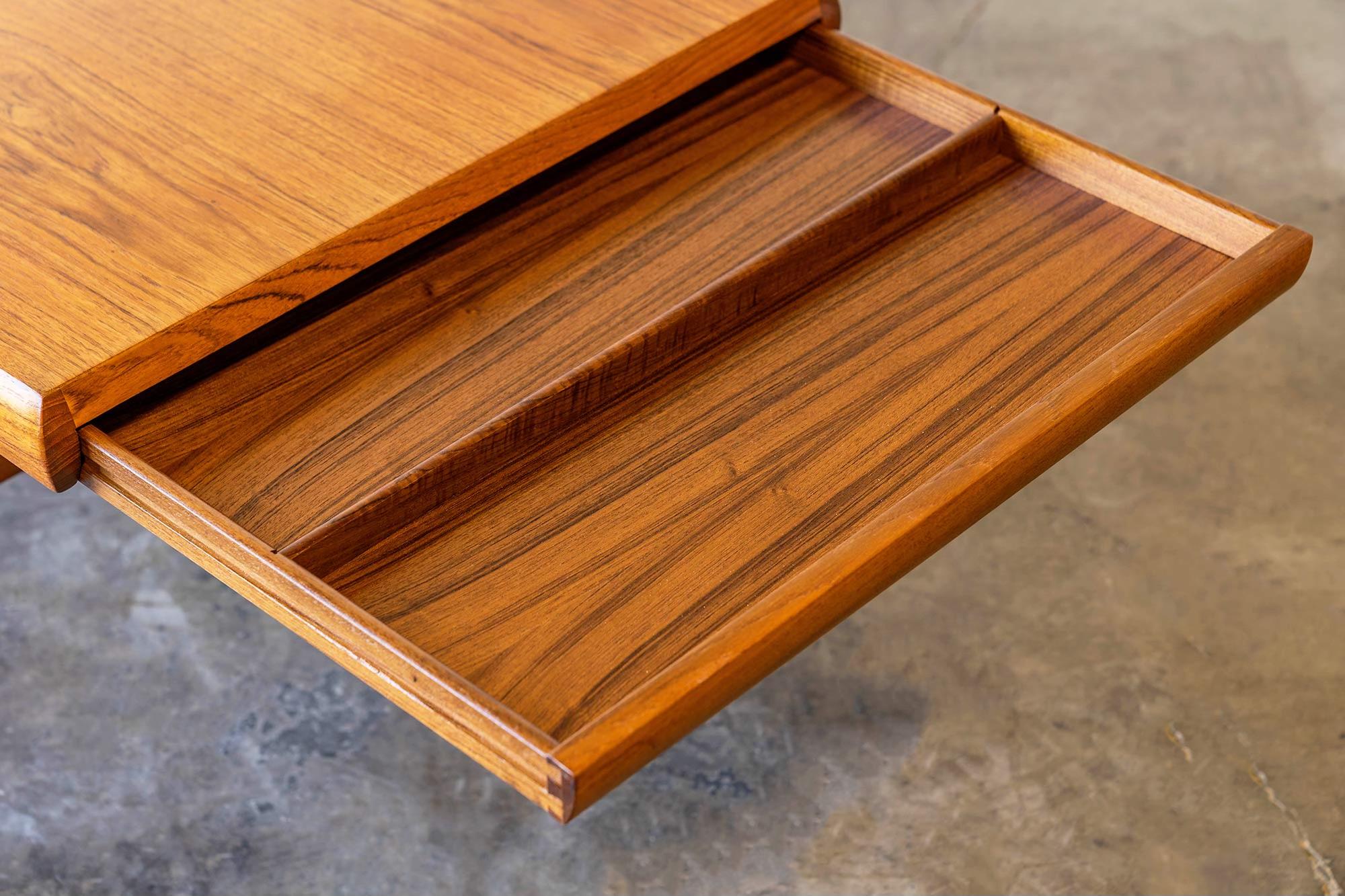 Dänischer ausziehbarer dänischer Teakholz-Couchtisch entworfen von Johannes Andersen im Angebot 1