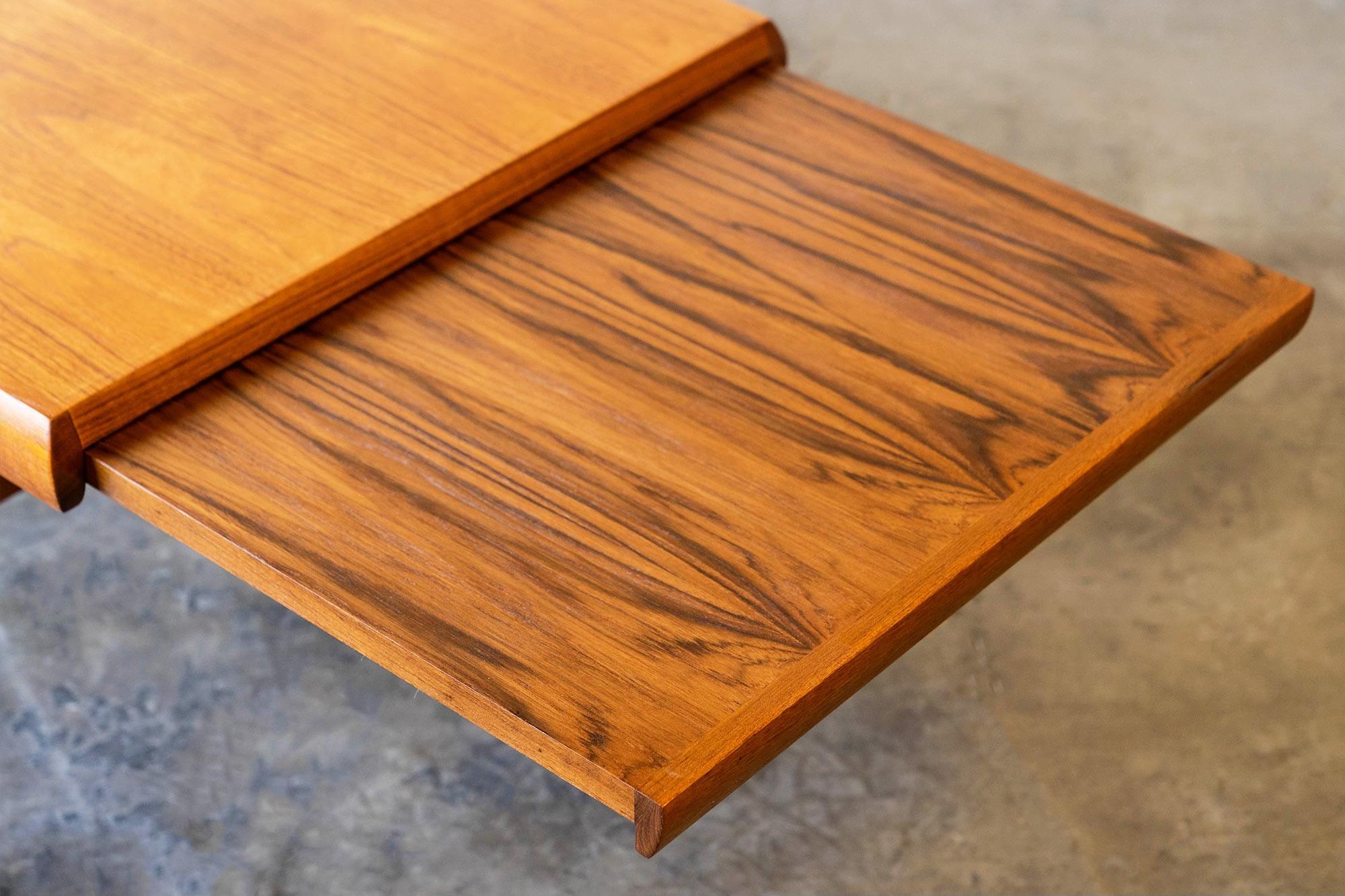 Dänischer ausziehbarer dänischer Teakholz-Couchtisch entworfen von Johannes Andersen im Angebot 2
